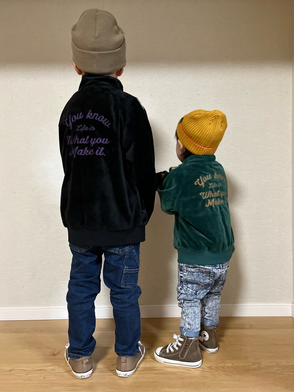 「ジャケット、トラックジャケット、ベロア、プチプラ、秋服まるっと大公開、ニット帽、BREEZE、ジャケットスタイル、ストリート、デニム、秋コーデ、休日スタイル、デニムフェス2023」｜「BREEZEの【セットアップ可能】ベロアトラックジャケット（その他アウター、ブラック系）」を使った、naaaさん（キッズ・146cm）の秋コーディネートの2枚目の写真