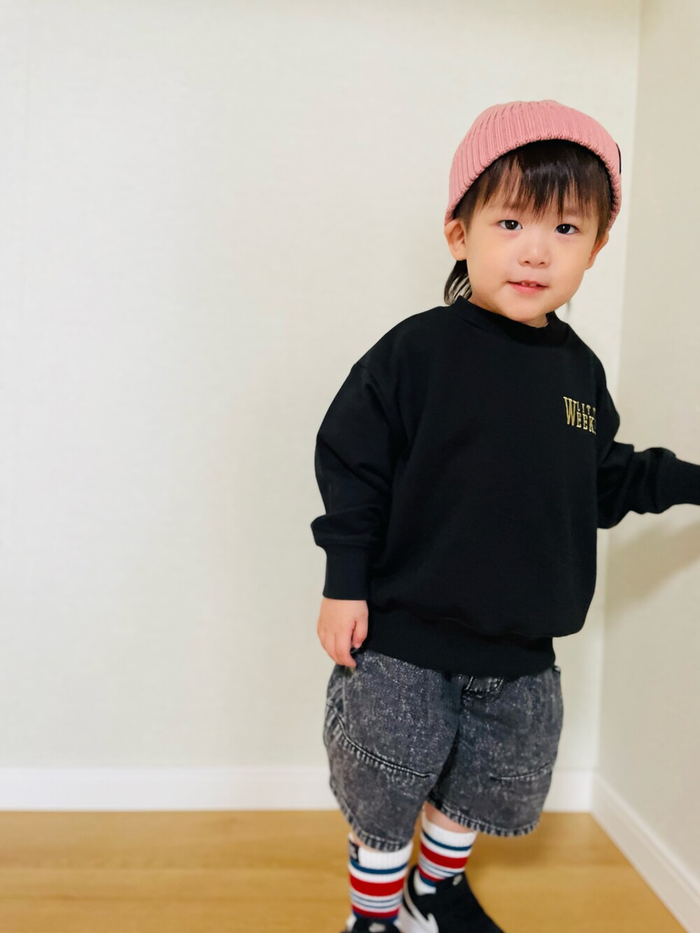 ブラック系のスウェット、ピンク系のニットキャップ/ビーニー、ホワイト系のソックス/靴下を着用したキッズの秋コーディネートの4枚目の写真