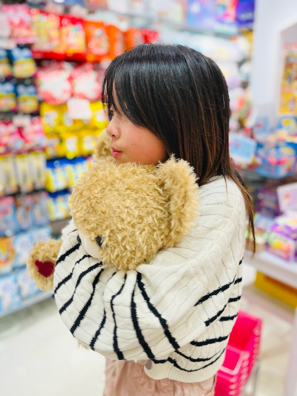 ピンク系のカーゴパンツ、ホワイト系のニット/セーター、ホワイト系のスニーカーを着用したキッズの冬コーディネートの4枚目の写真