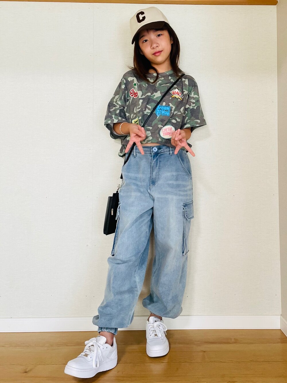 グリーン系のTシャツ/カットソー、ブルー系のカーゴパンツ、ホワイト系のスニーカーを着用したキッズの夏コーディネートの2枚目の写真