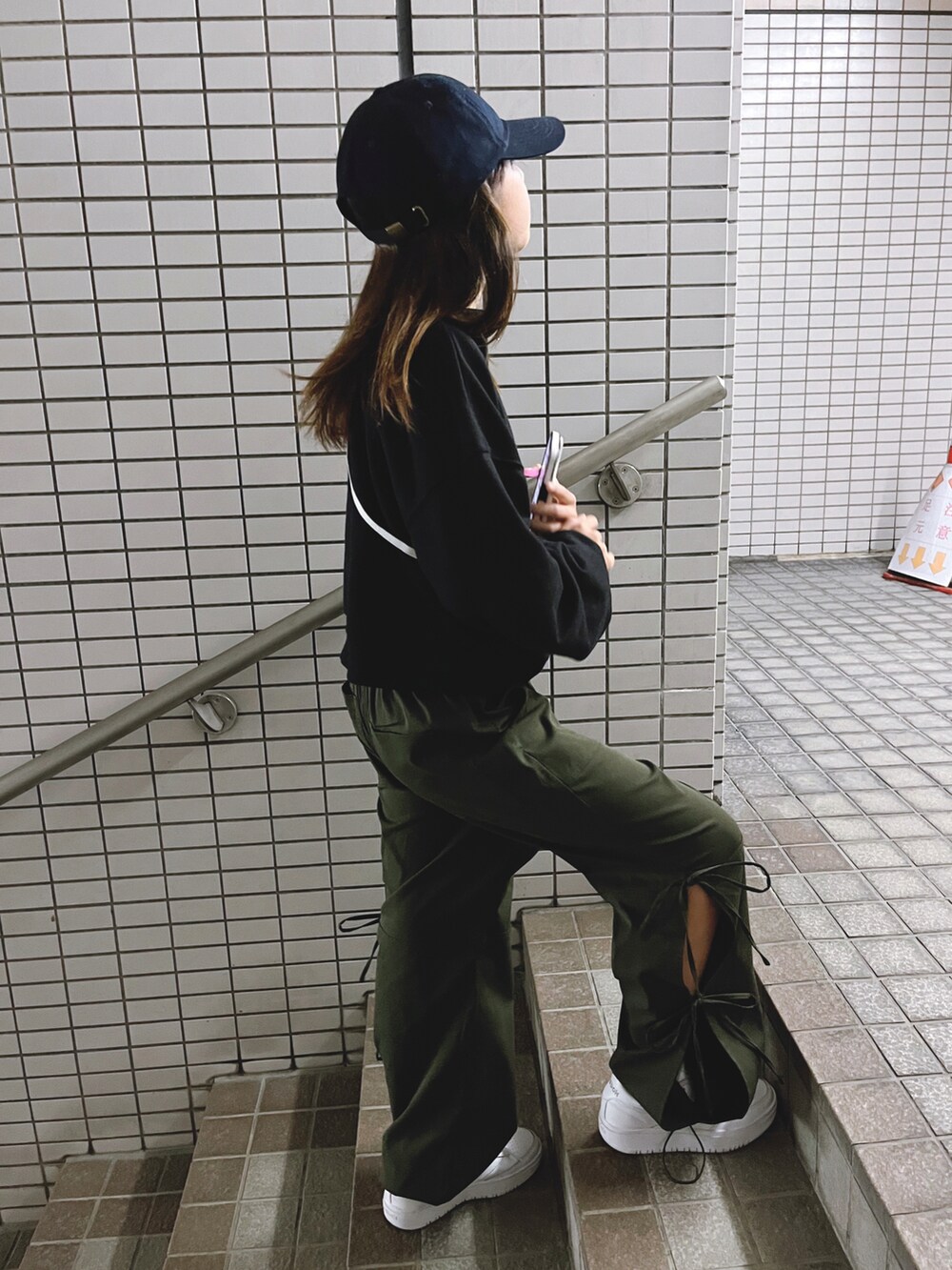 ブルー系のジャケット/アウター、ブラック系のスウェット、グリーン系のカーゴパンツを着用したキッズの秋コーディネートの2枚目の写真