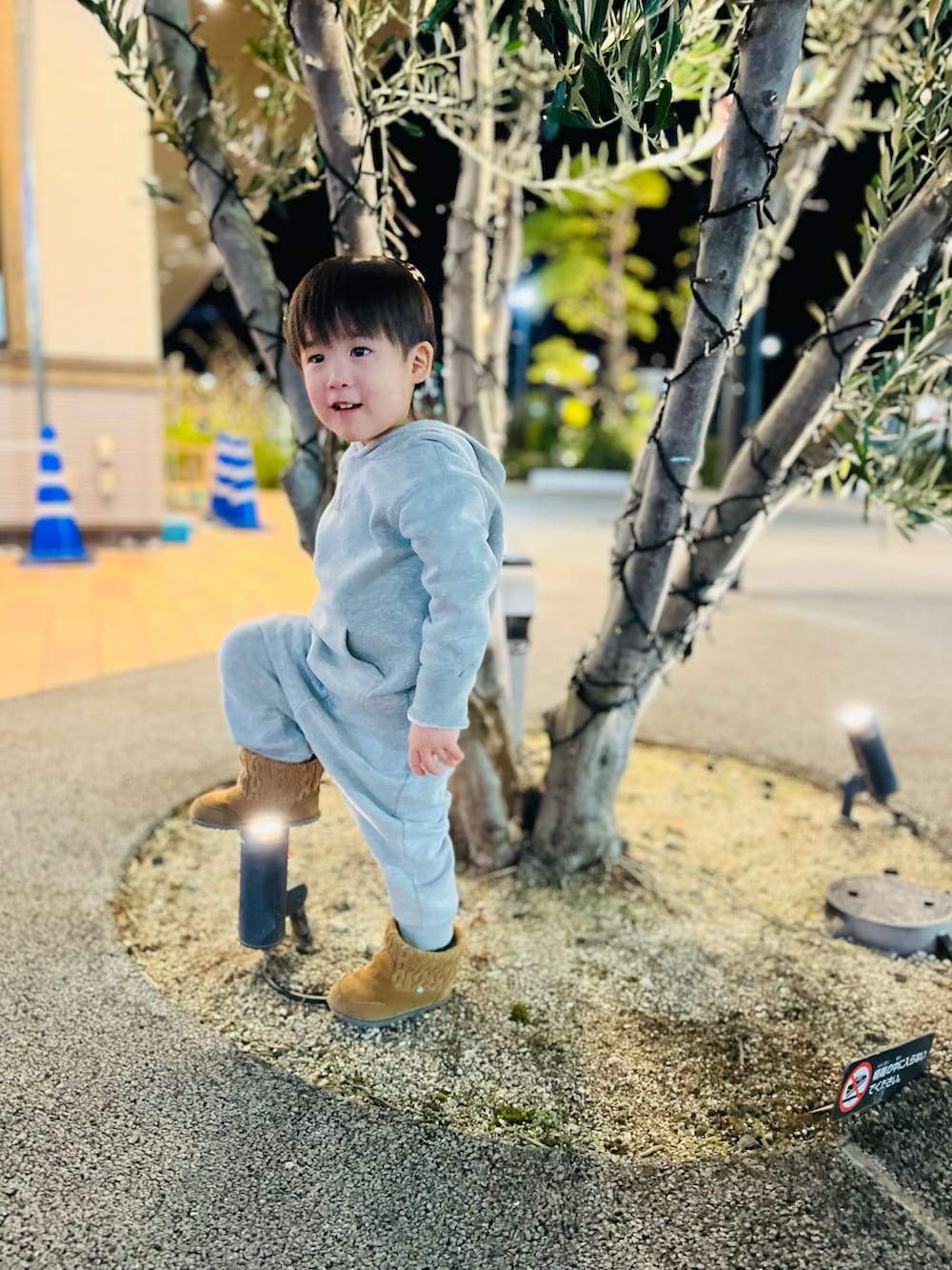 グレー系のパーカーを着用したキッズの冬コーディネートの3枚目の写真