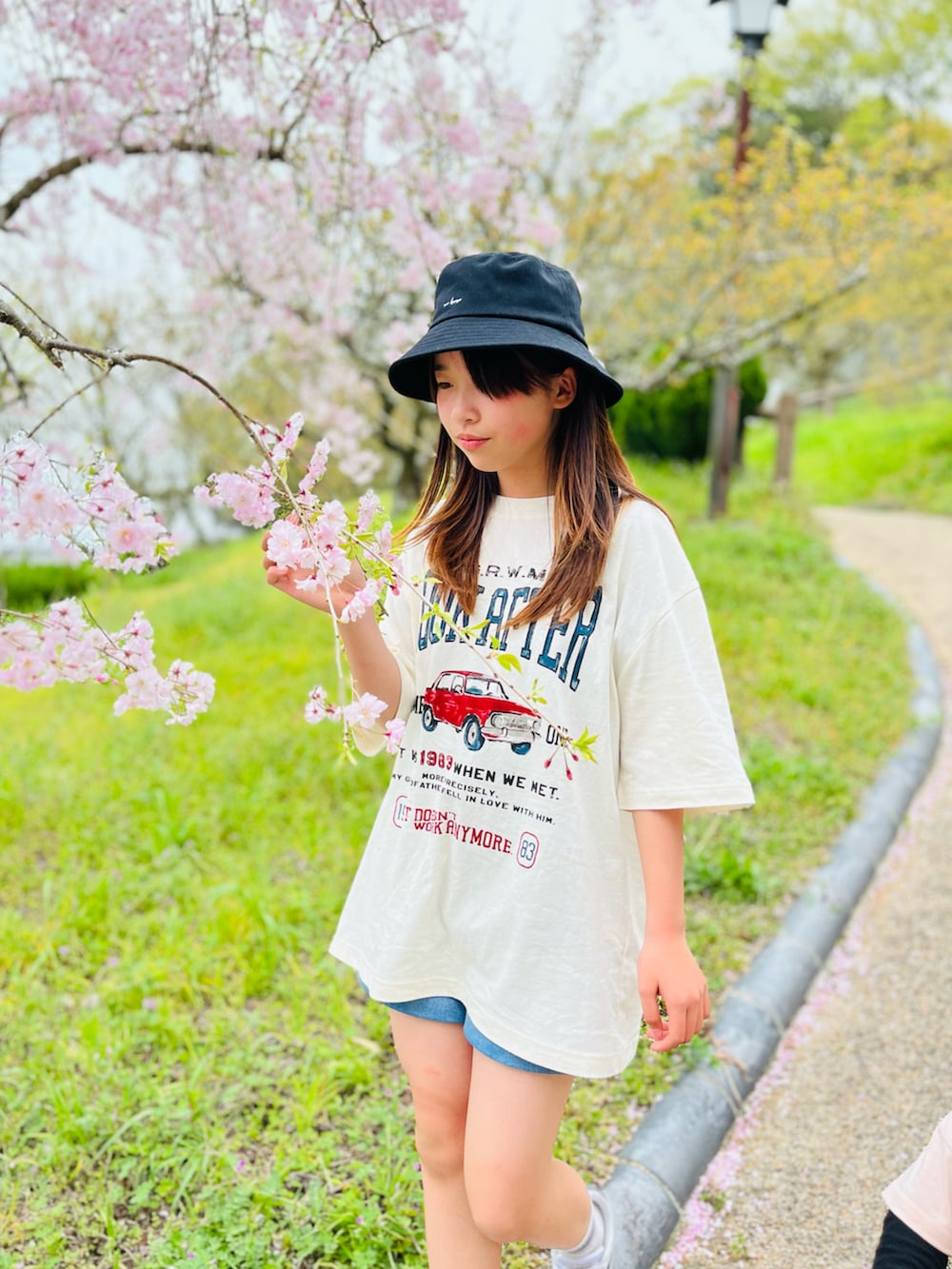 「デニム、カジュアルコーデ、ショートパンツ、Tシャツ、ロゴT、春色、淡色コーデ、バケットハット、スニーカー、春コーデ、女の子コーデ、休日スタイル、ストリート、デートコーデ、ビッグシルエット」｜「しまむらのアイテム（Tシャツ/カットソー、ホワイト系）」を使った、naaaさん（キッズ・146cm）の春コーディネートの3枚目の写真