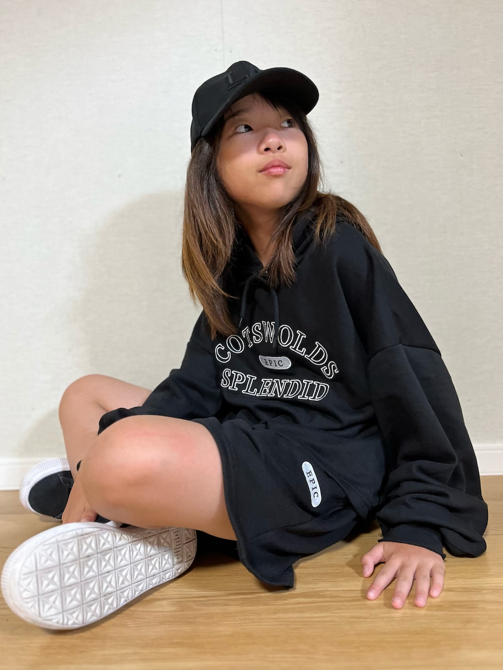 ブラック系のワンピース、ブラック系のスニーカー、ブラック系のソックス/靴下を着用したキッズの秋コーディネートの3枚目の写真