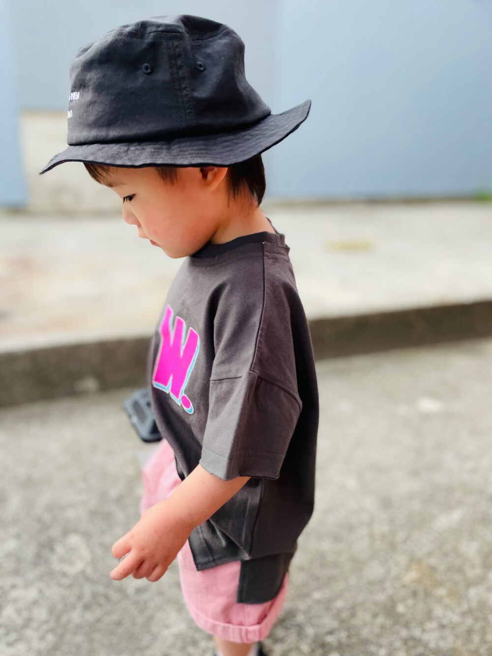 グレー系のTシャツ/カットソー、ピンク系のパンツ、ブラック系のハットを着用したキッズの春コーディネートの2枚目の写真