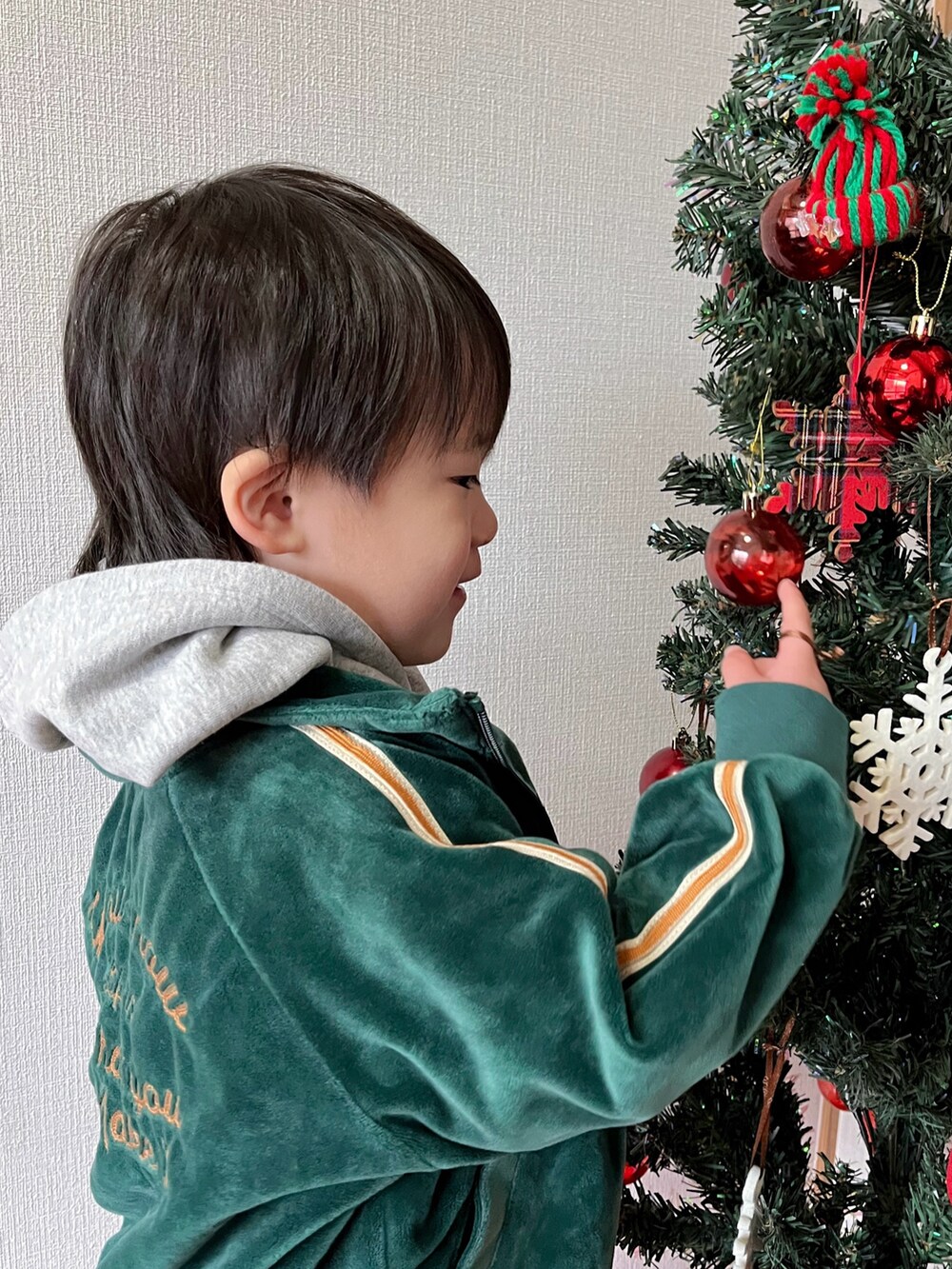 「クリスマスに着たい服、新星WEARISTAにエントリー、マイベストコーデ2023、グリーン、セットアップ、パーカー、クリスマスカラーコーデ2023、トラックジャケット、ベロア、冬アウター」｜「BREEZEの【一部セットアップ可能】ベロアトラックパンツ（その他パンツ、グリーン系）」を使った、naaaさん（キッズ・146cm）の冬コーディネートの3枚目の写真