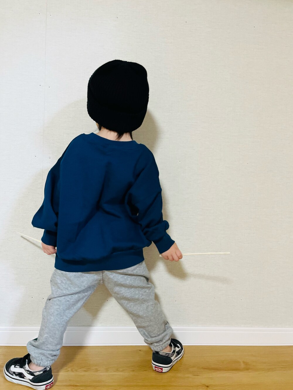 ブルー系のトップス、グレー系のその他パンツを着用したキッズの秋コーディネートの5枚目の写真