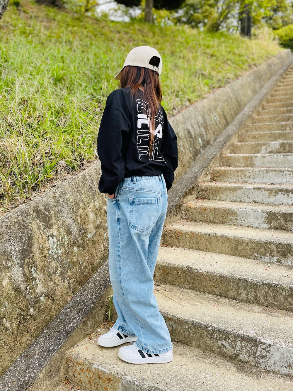 「MA-1、ベスト、ワイドパンツ、デニム、GU、FILA、adidas、キャップ、白スニーカー、いまどきジャケット写真、春コーデ、ロンT、ボリューム袖、プチプラ、ビッグシルエット」｜「LOVETOXICの【FILA】ドロスト長袖Tシャツ（Tシャツ/カットソー、ブラック系）」を使った、naaaさん（キッズ・142cm）の春コーディネートの3枚目の写真