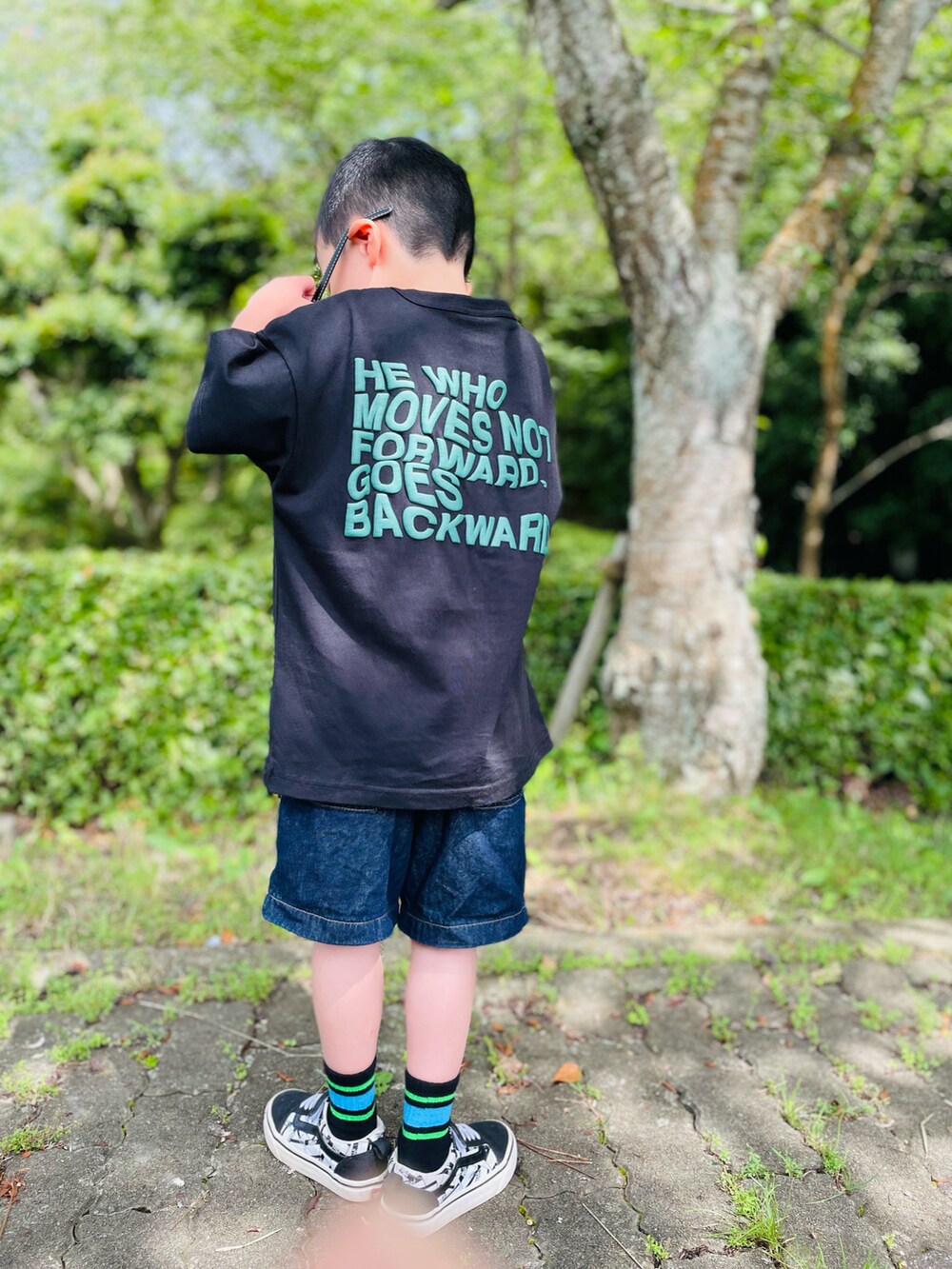 「サングラス、夏コーデ、ビッグシルエット、お出かけコーデ、スニーカー、ハーフパンツ、プチプラ、ロゴT」｜「FARMのｽｿｷﾘｶｴTｼｬﾂ（Tシャツ/カットソー、ブラック系）」を使った、naaaさん（キッズ・143cm）の夏コーディネートの2枚目の写真