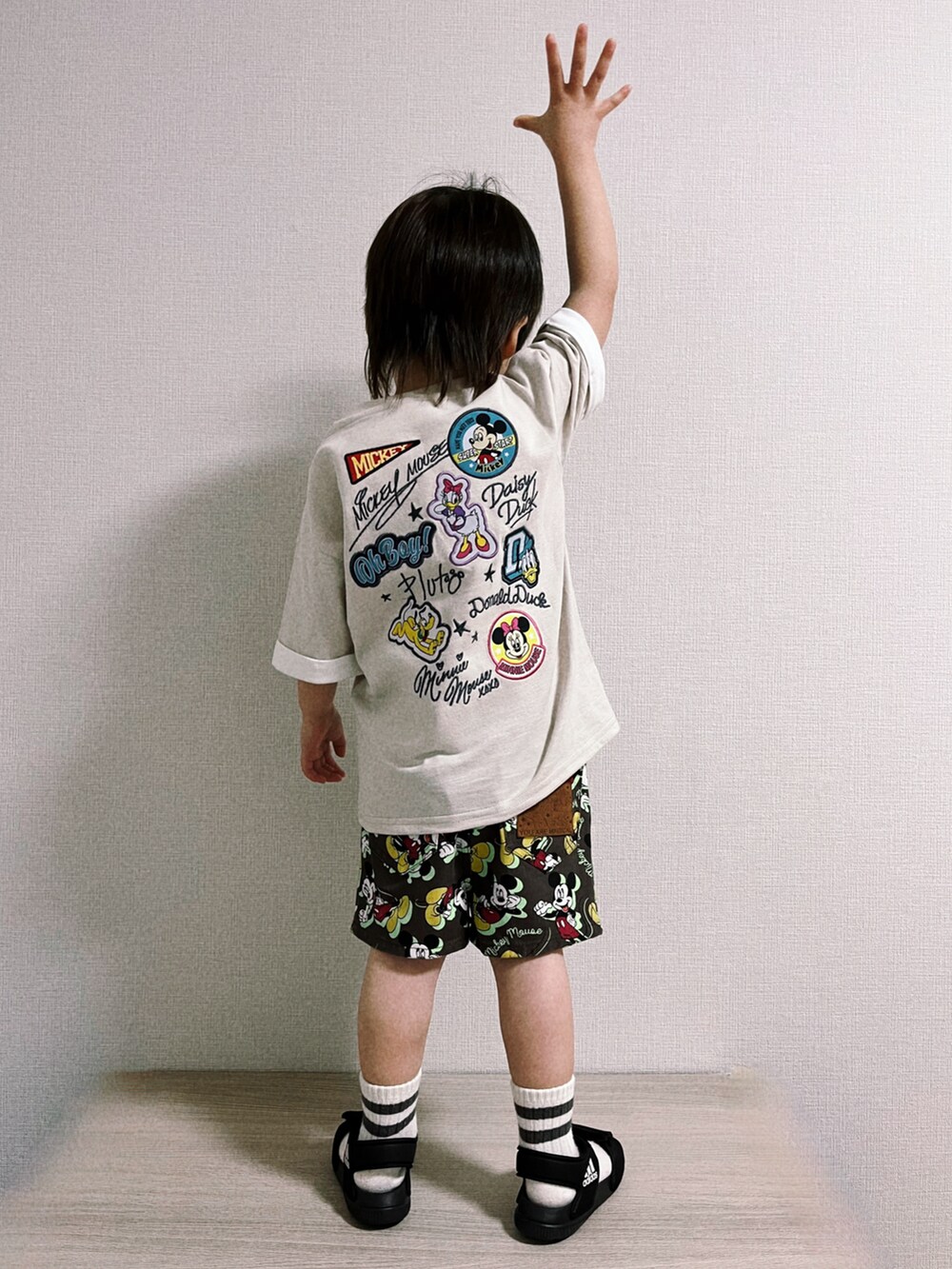 ベージュ系のTシャツ/カットソー、グレー系のパンツを着用したキッズの春コーディネートの2枚目の写真