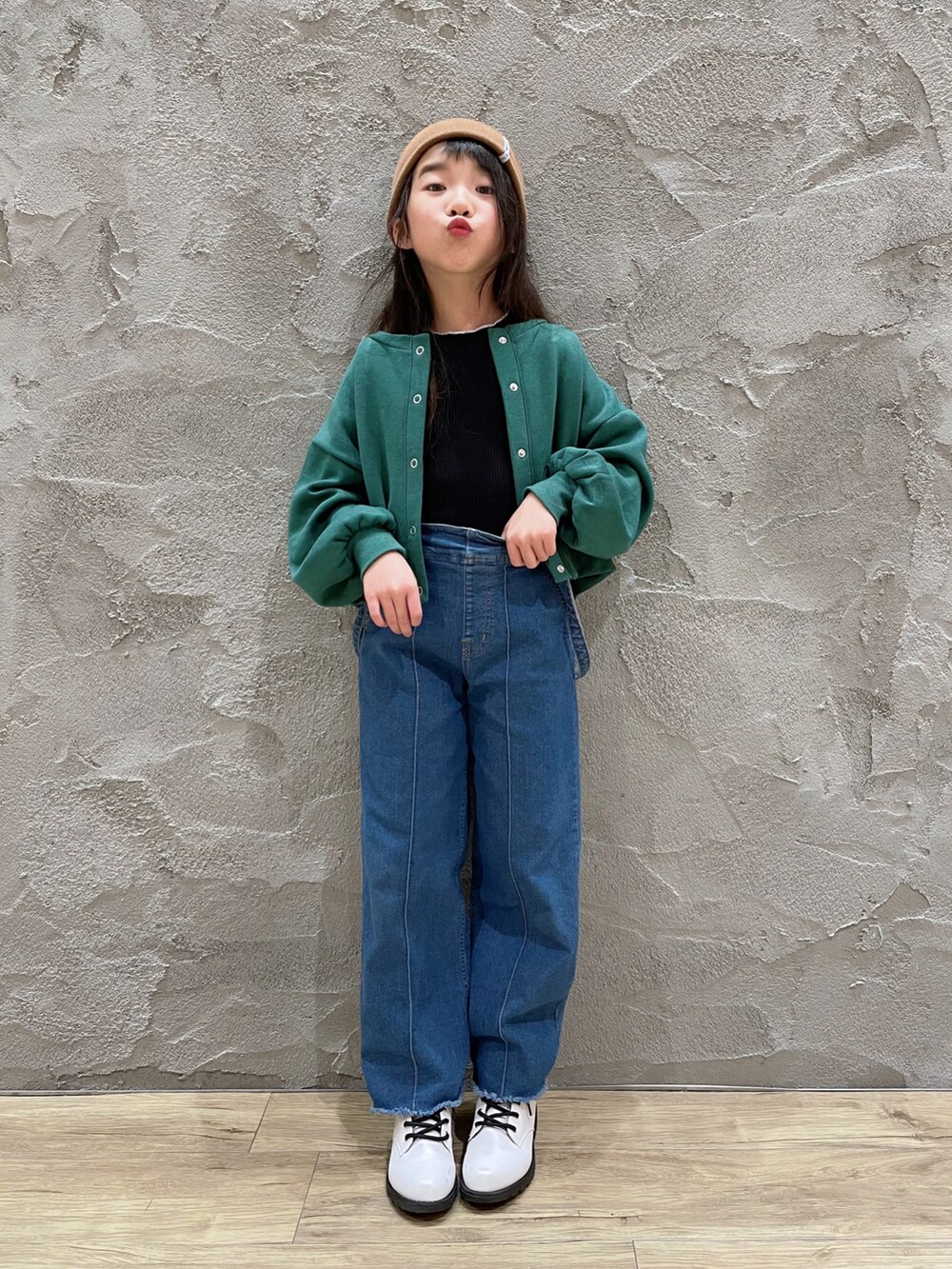 グリーン系のカーディガン/ボレロ、ブルー系のデニムパンツ、ブラック系のTシャツ/カットソーを着用したキッズの冬コーディネートの2枚目の写真