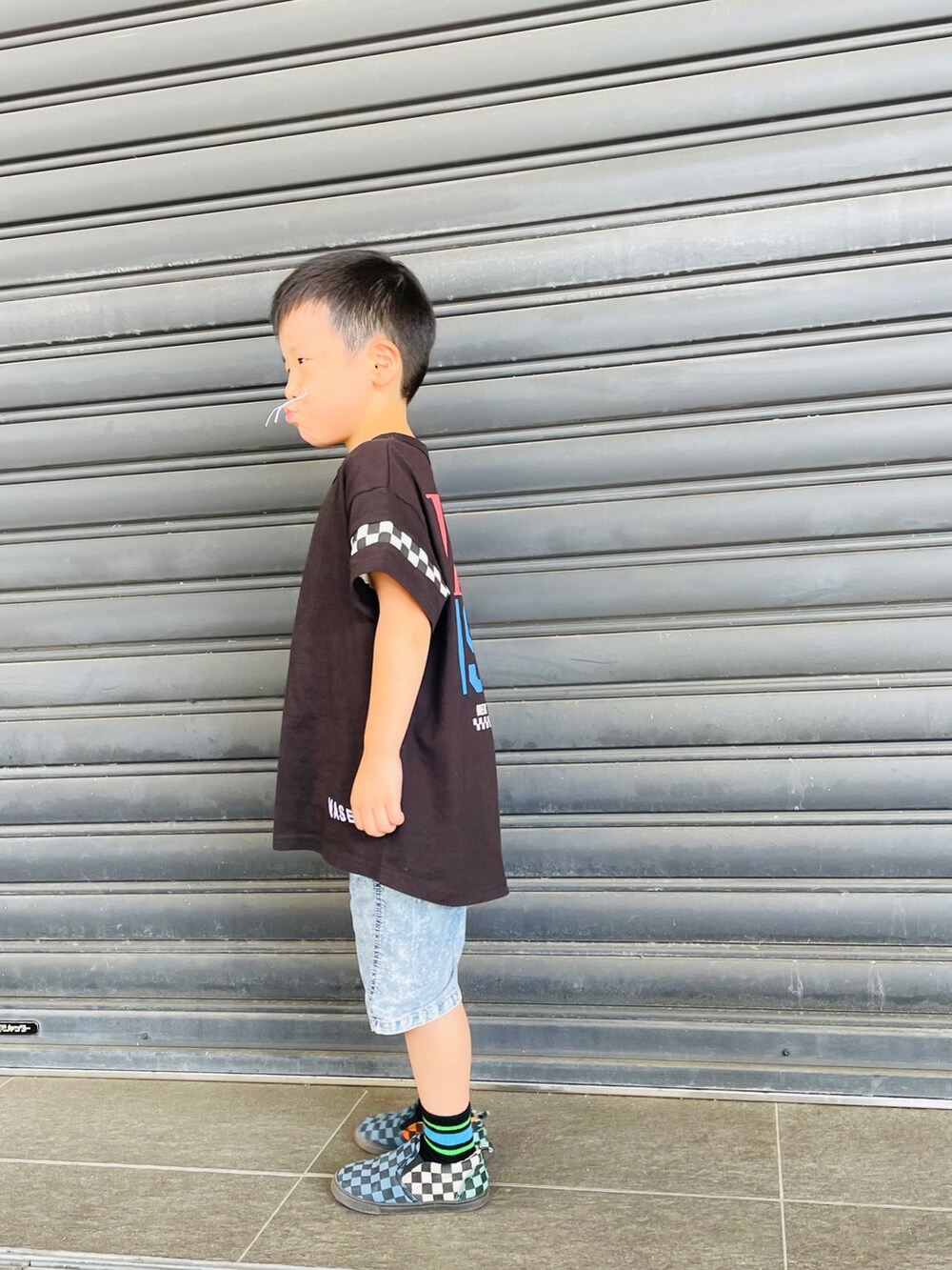 その他のスニーカー、ブラック系のTシャツ/カットソー、ブルー系のその他パンツを着用したキッズの夏コーディネートの2枚目の写真