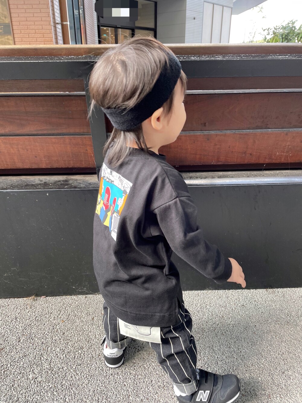 ブラック系のTシャツ/カットソー、その他のチノパンツ、ブラック系のスニーカーを着用したキッズの秋コーディネートの4枚目の写真