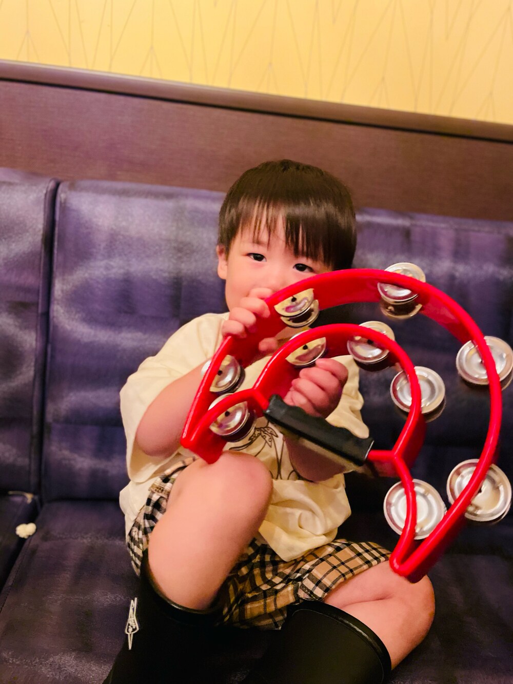 ホワイト系のTシャツ/カットソー、ベージュ系のその他パンツを着用したキッズの夏コーディネートの5枚目の写真