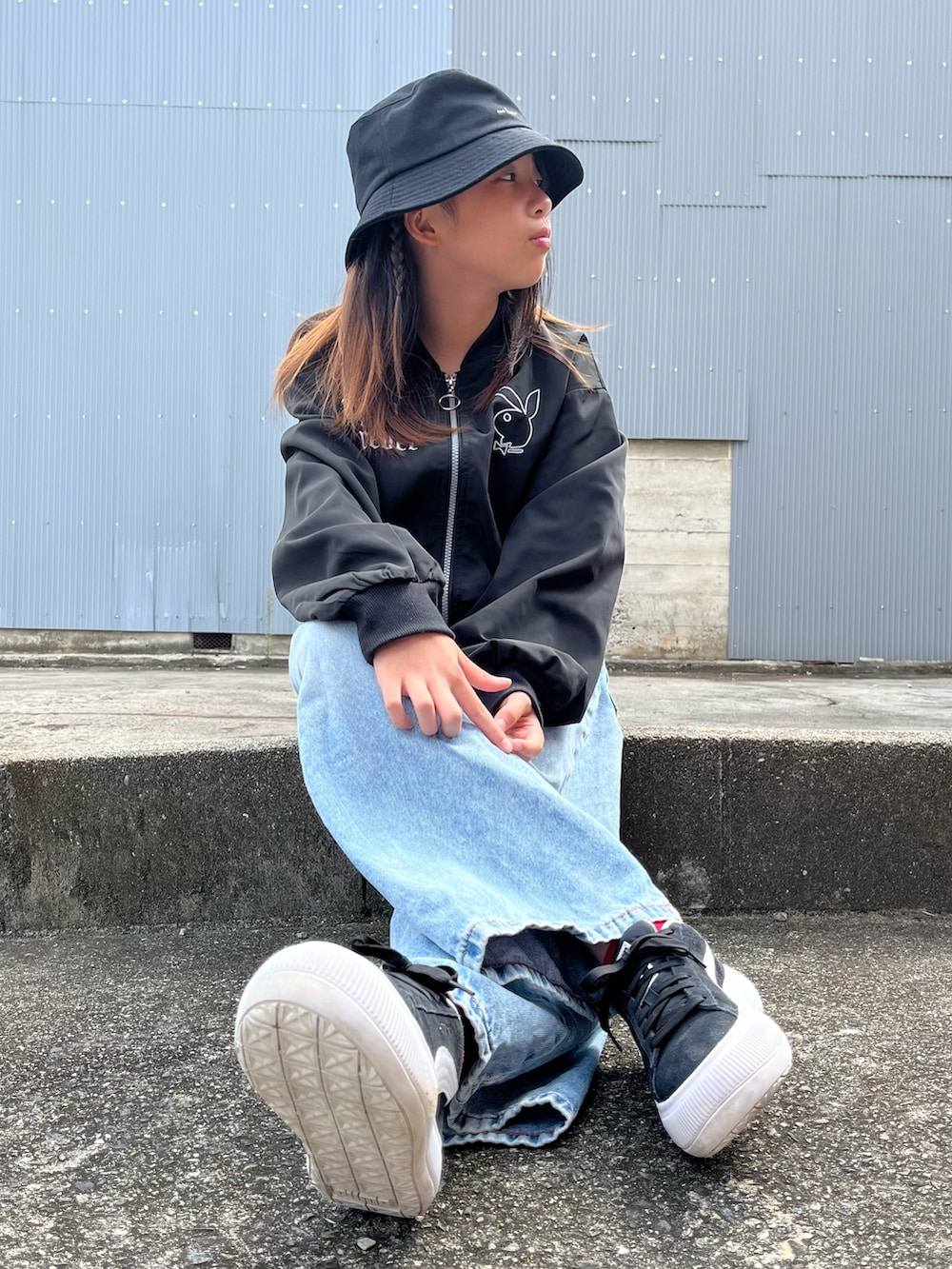 「デニム、ワイドパンツ、ストリート、バケットハット、スニーカー、ジャケット、レイヤードスタイル」｜「Honeysのロゴ入りバケットハット（ハット、ブラック系）」を使った、naaaさん（キッズ・146cm）の秋コーディネートの3枚目の写真