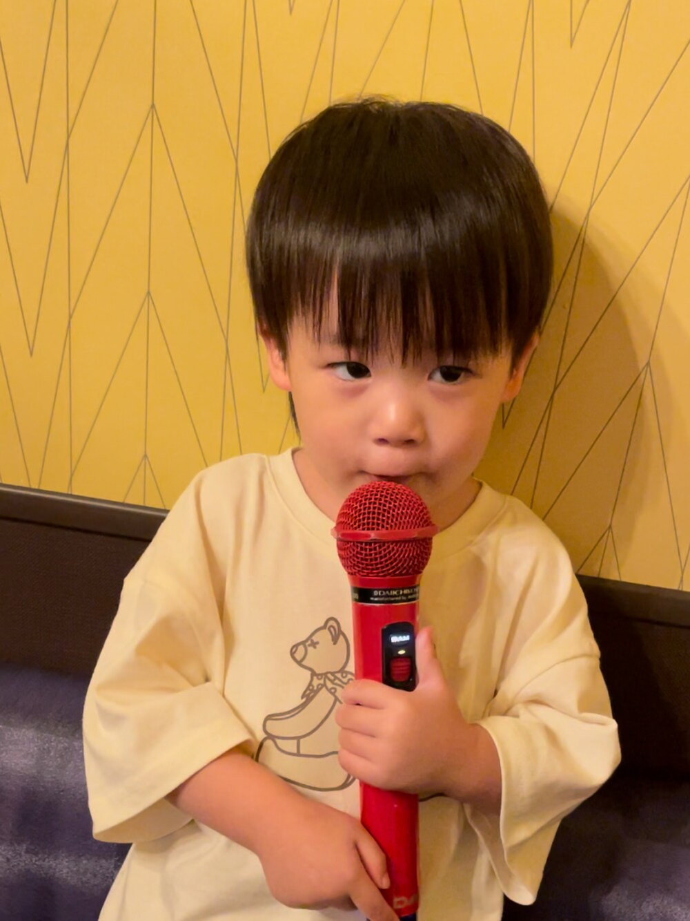 ホワイト系のTシャツ/カットソー、ベージュ系のその他パンツを着用したキッズの夏コーディネートの2枚目の写真