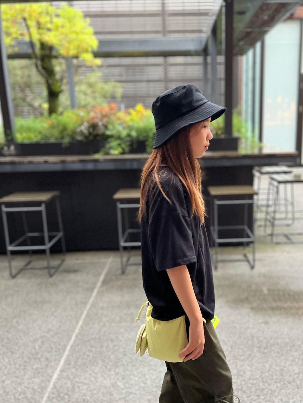 ブラック系のTシャツ/カットソー、グリーン系のカーゴパンツ、ブラック系のスニーカーを着用したキッズの春コーディネートの2枚目の写真