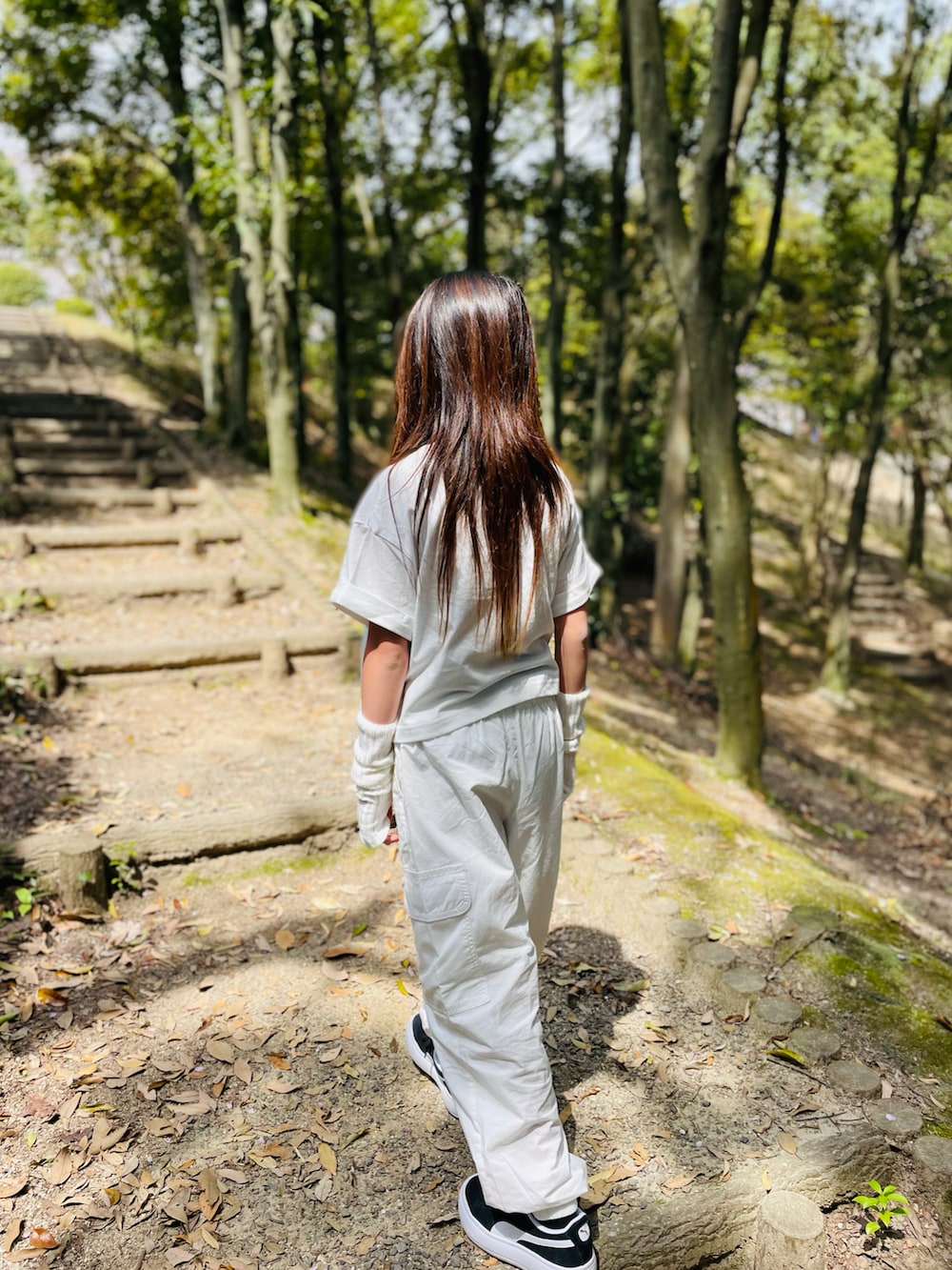 ホワイト系のTシャツ/カットソー、ホワイト系のカーゴパンツ、ブラック系のスニーカーを着用したキッズの春コーディネートの2枚目の写真