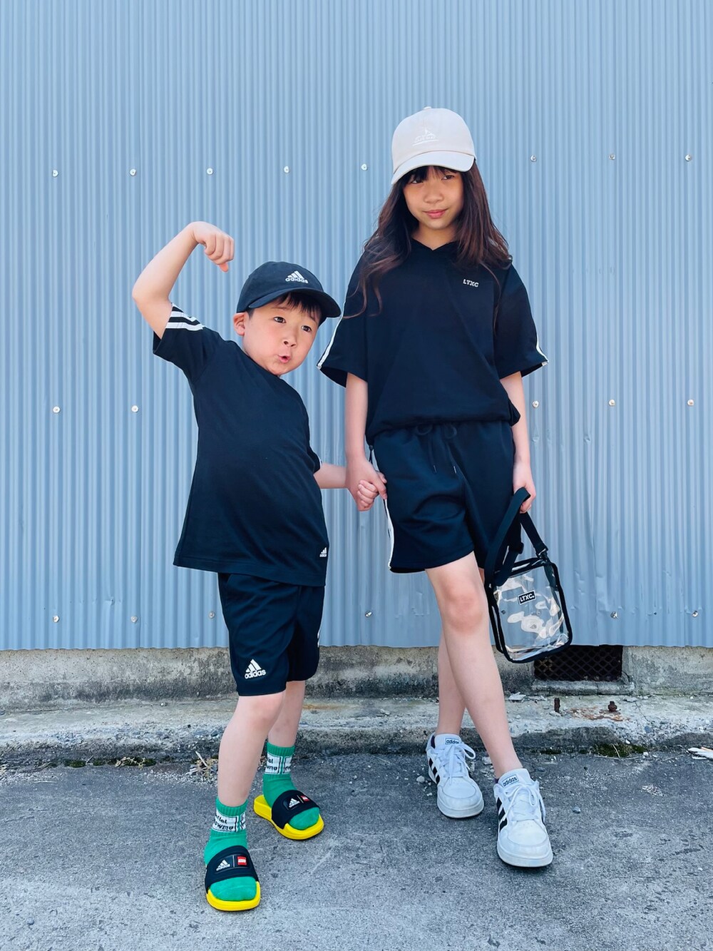 ブラック系のパーカー、ブラック系のその他パンツ、ブラック系のTシャツ/カットソーを着用したキッズの春コーディネートの4枚目の写真