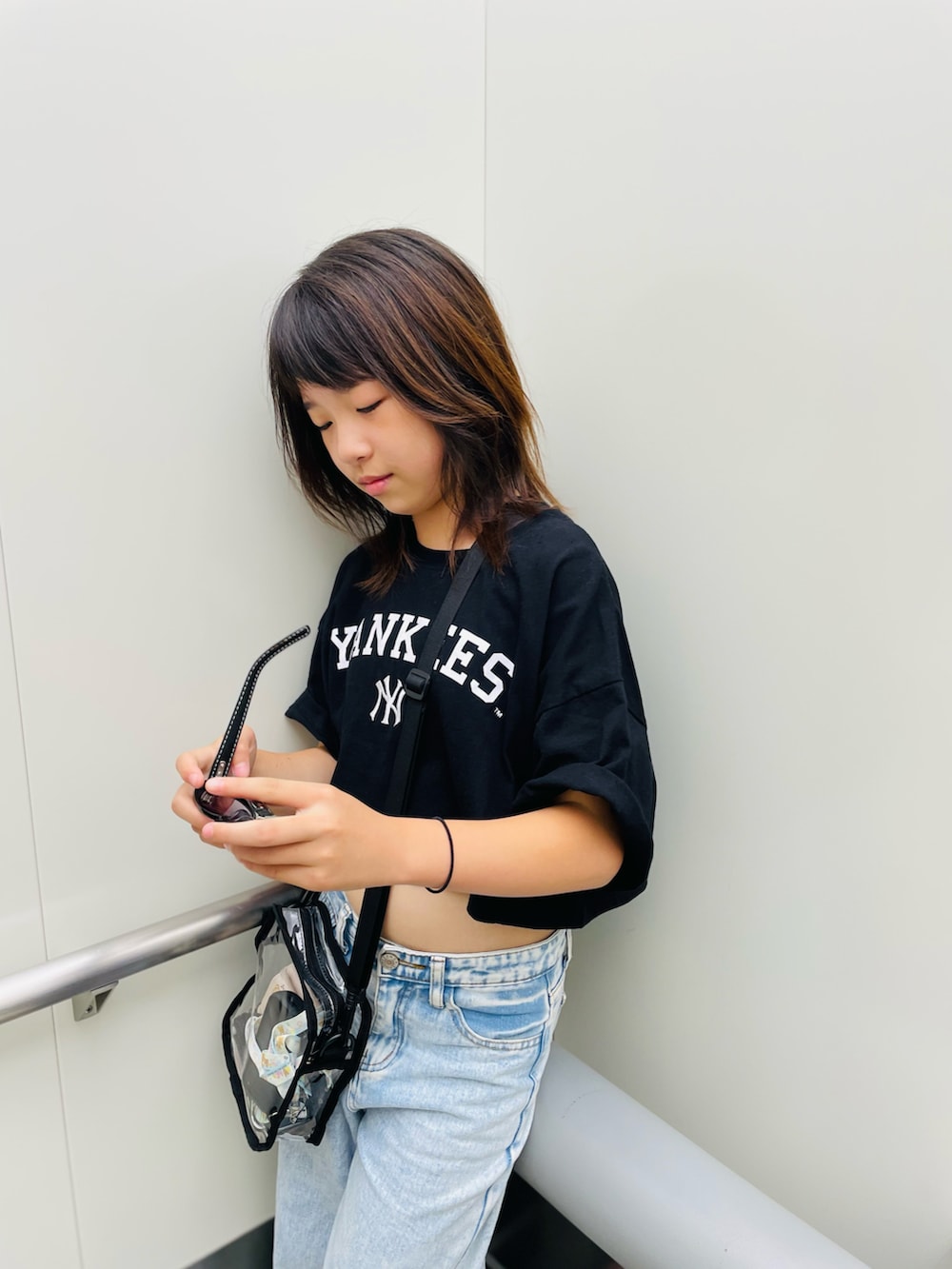 ブラック系のTシャツ/カットソー、ブルー系のデニムパンツ、ブラック系のサンダルを着用したキッズの夏コーディネートの4枚目の写真