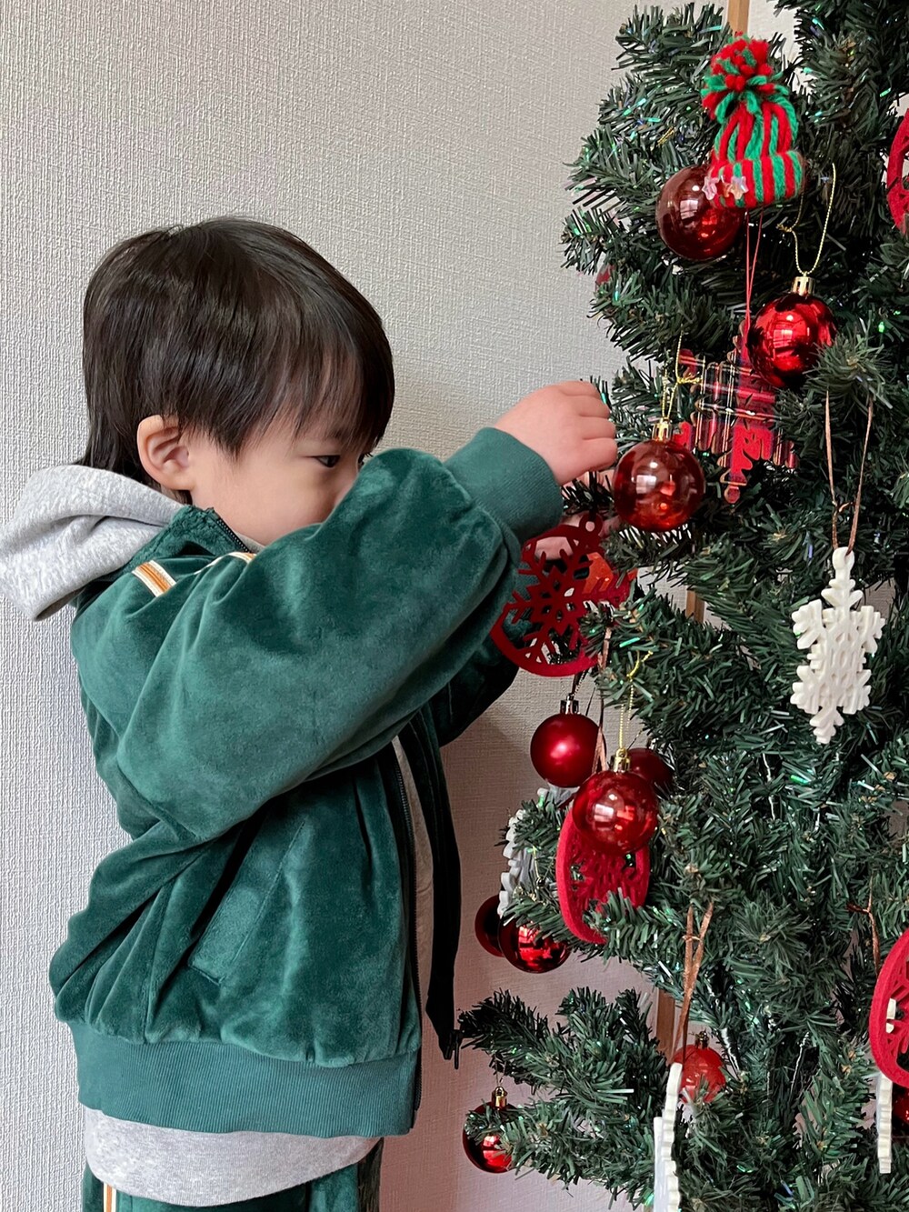 「クリスマスに着たい服、新星WEARISTAにエントリー、マイベストコーデ2023、グリーン、セットアップ、パーカー、クリスマスカラーコーデ2023、トラックジャケット、ベロア、冬アウター」｜「BREEZEの【一部セットアップ可能】ベロアトラックパンツ（その他パンツ、グリーン系）」を使った、naaaさん（キッズ・146cm）の冬コーディネートの2枚目の写真