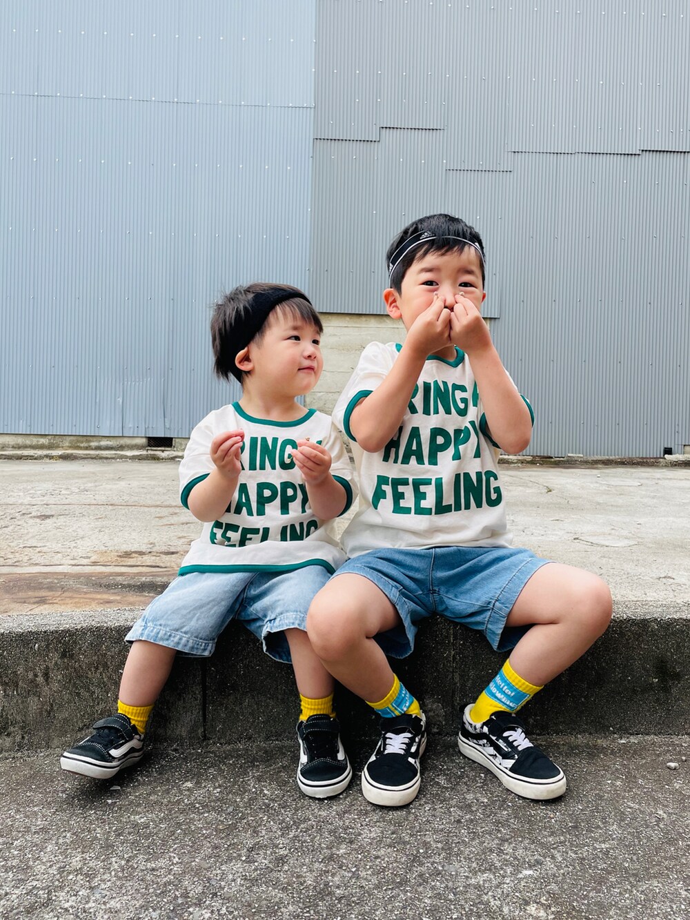 「カジュアルコーデ、プチプラ、ショートパンツ、デニム、スニーカー、ビタミンカラー、ロゴT、Tシャツ、バースデイ、adidas、VANS、リンクコーデ、兄弟、お出かけコーデ日記」｜「Birthdayのアイテム（Tシャツ/カットソー、ホワイト系）」を使った、naaaさん（キッズ・143cm）の春コーディネートの4枚目の写真
