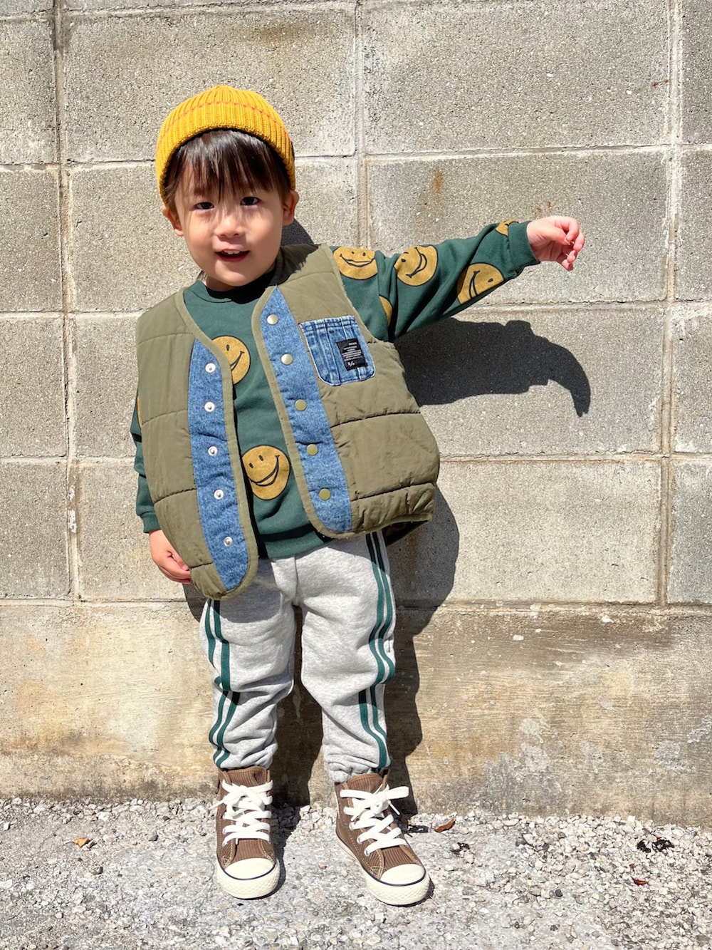 グレー系のその他パンツ、グリーン系のスウェット、グリーン系のベストを着用したキッズの秋コーディネートの3枚目の写真