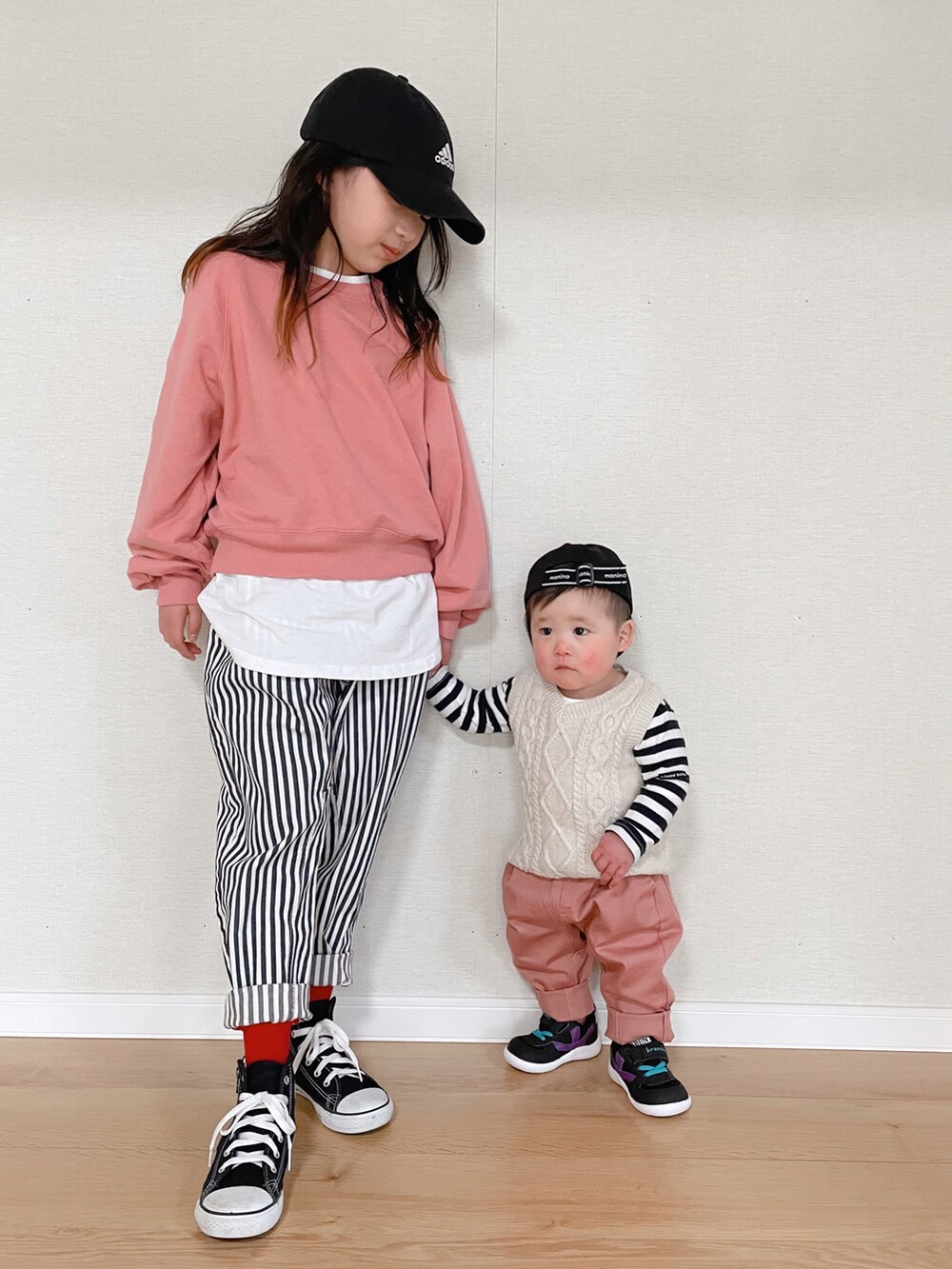 ピンク系のスウェット、ブルー系のその他パンツ、ブラック系のスニーカーを着用したキッズの春コーディネートの4枚目の写真