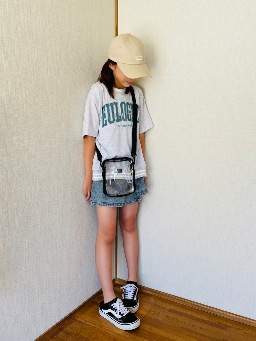 ブラック系のスニーカー、ホワイト系のトップス、ベージュ系のキャップを着用したキッズの夏コーディネートの3枚目の写真