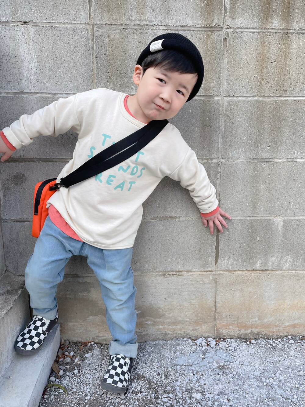 ホワイト系のスウェット、ピンク系のTシャツ/カットソー、ブルー系のスウェットパンツを着用したキッズの冬コーディネートの2枚目の写真