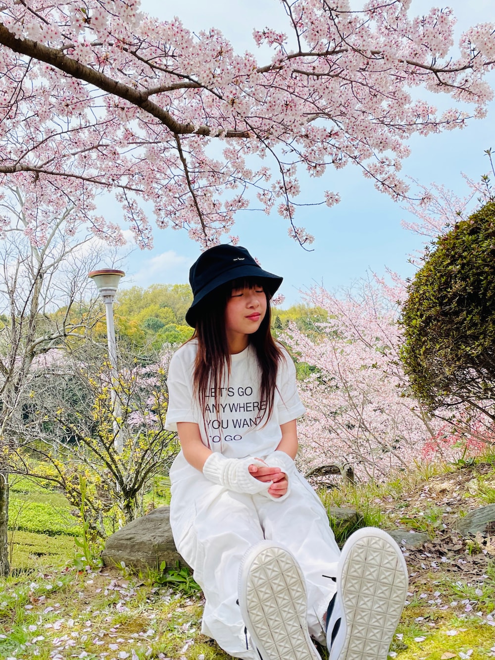 ホワイト系のTシャツ/カットソー、ホワイト系のカーゴパンツ、ブラック系のスニーカーを着用したキッズの春コーディネートの4枚目の写真