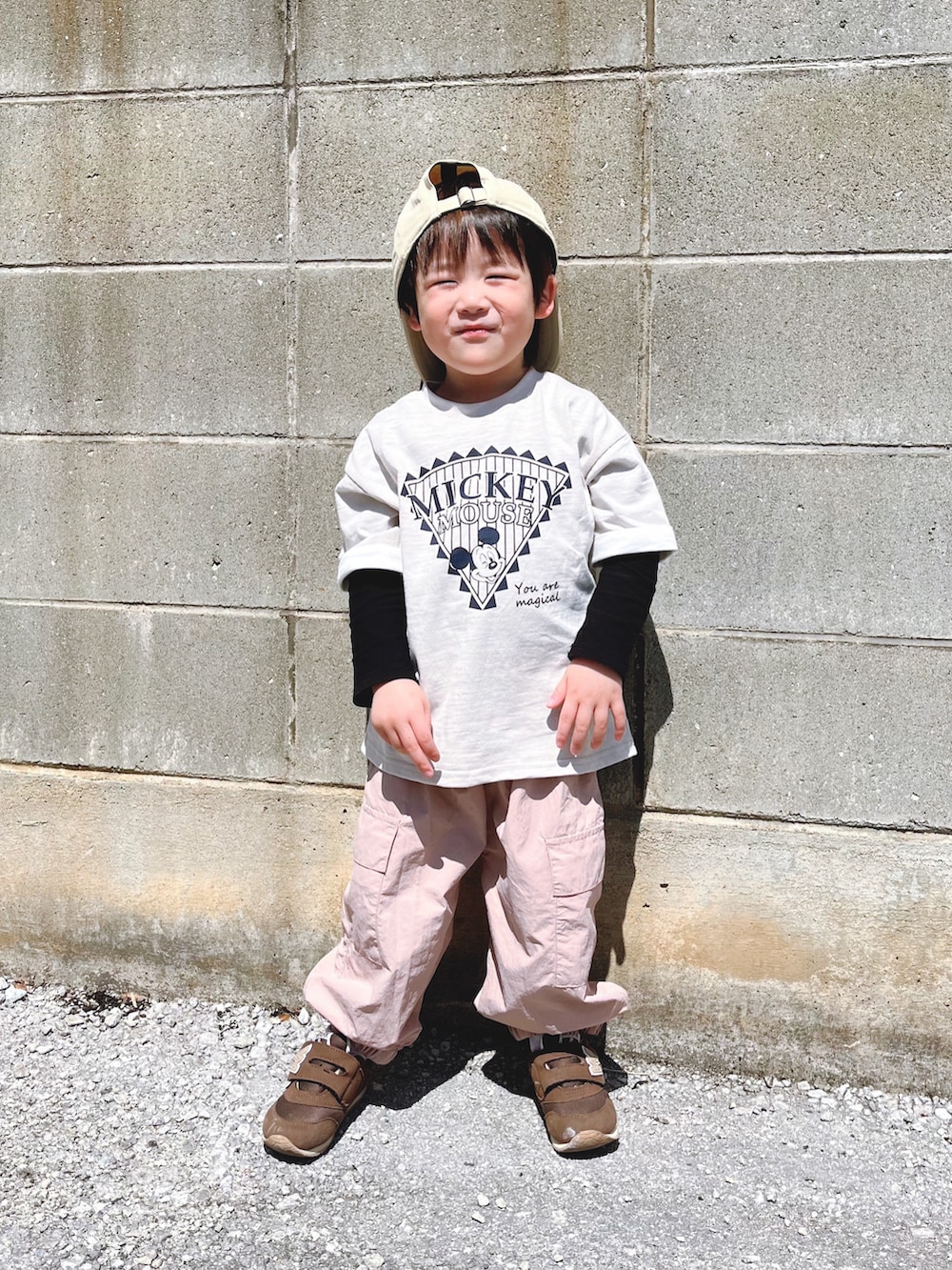 ベージュ系のTシャツ/カットソー、ピンク系のカーゴパンツを着用したキッズの春コーディネートの3枚目の写真