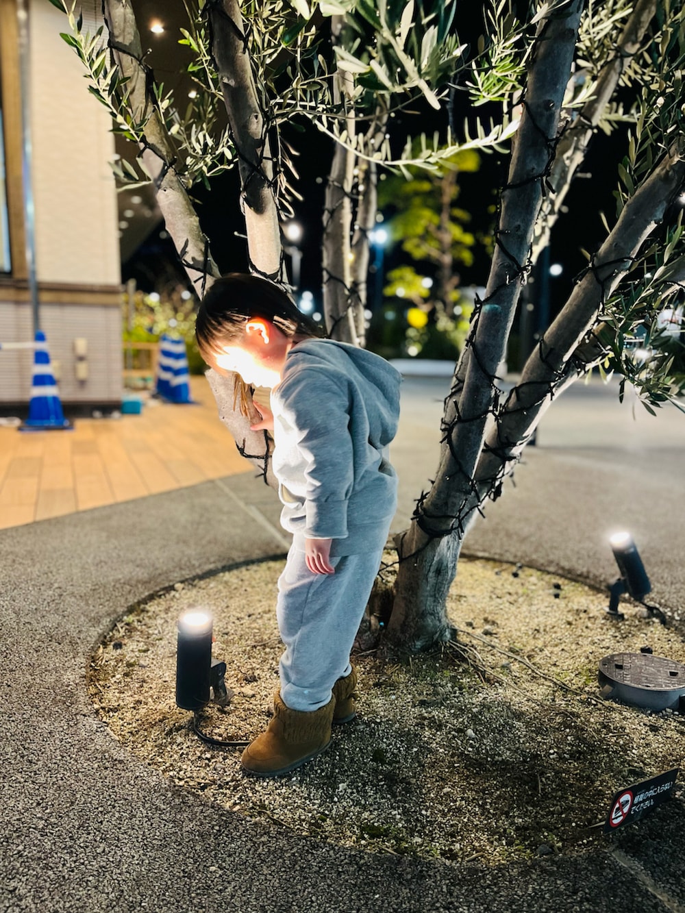 グレー系のパーカーを着用したキッズの冬コーディネートの2枚目の写真