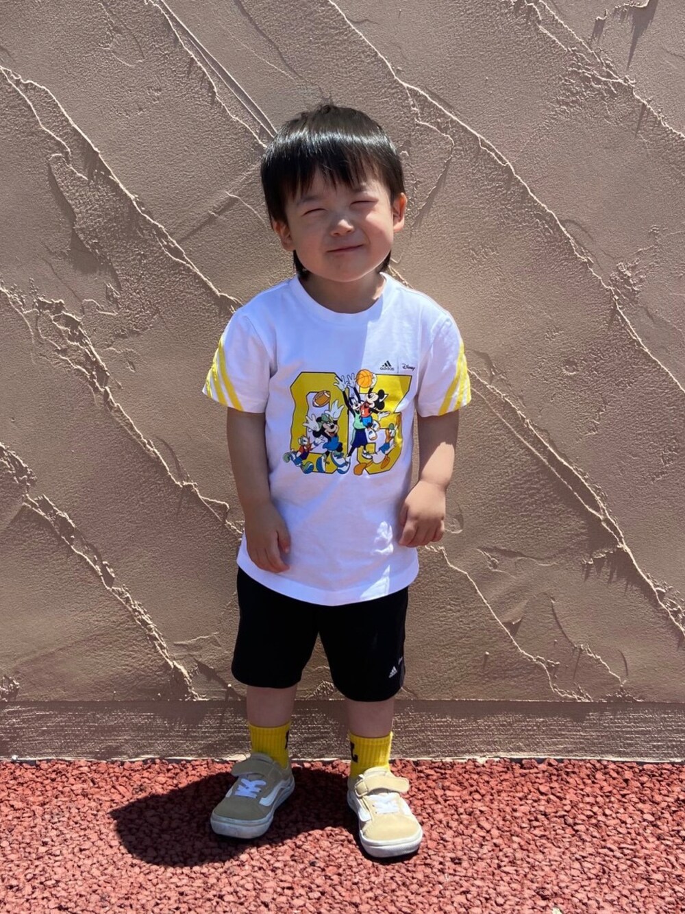 ホワイト系のジャージを着用したキッズの夏コーディネートの5枚目の写真