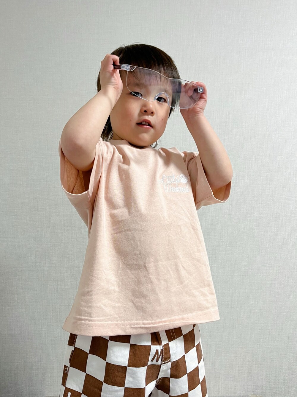 ピンク系のTシャツ/カットソー、ブラウン系のパンツを着用したキッズの冬コーディネートの3枚目の写真