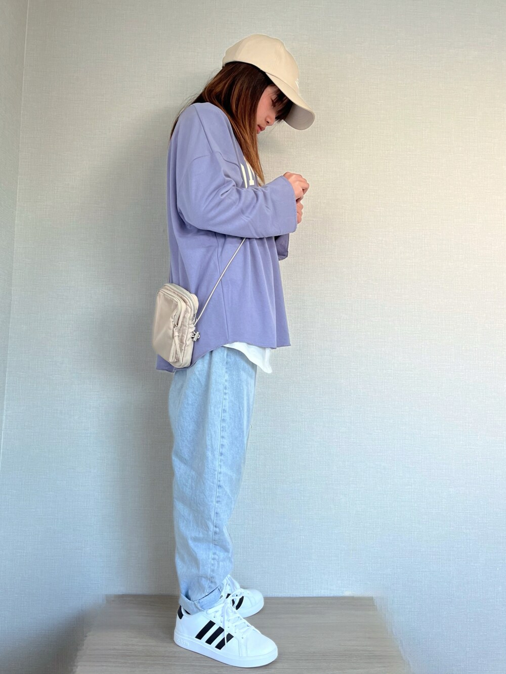 パープル系のTシャツ/カットソー、ブルー系のパンツ、ホワイト系のスニーカーを着用したキッズの冬コーディネートの2枚目の写真