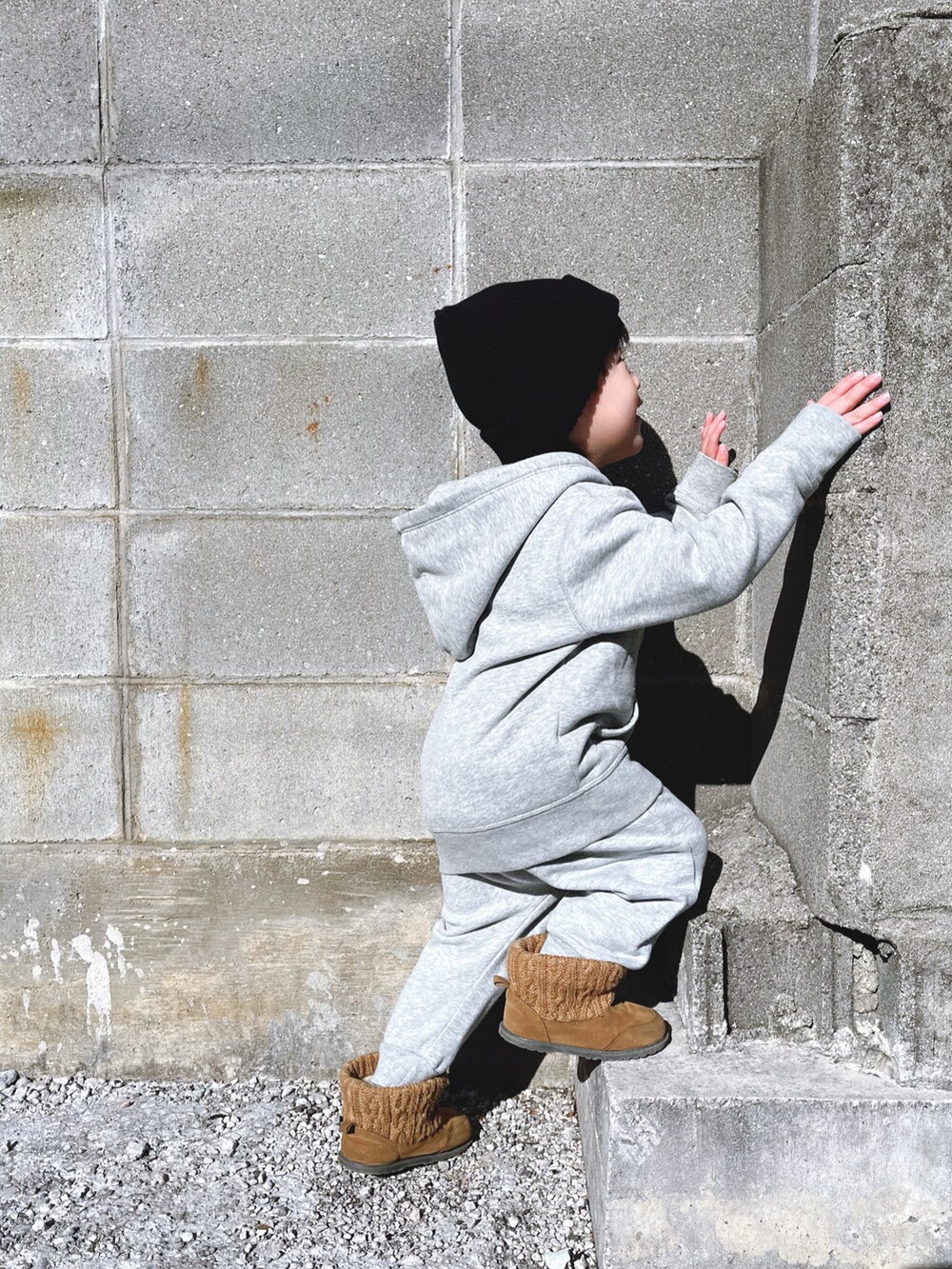 グレー系のパーカーを着用したキッズの冬コーディネートの5枚目の写真