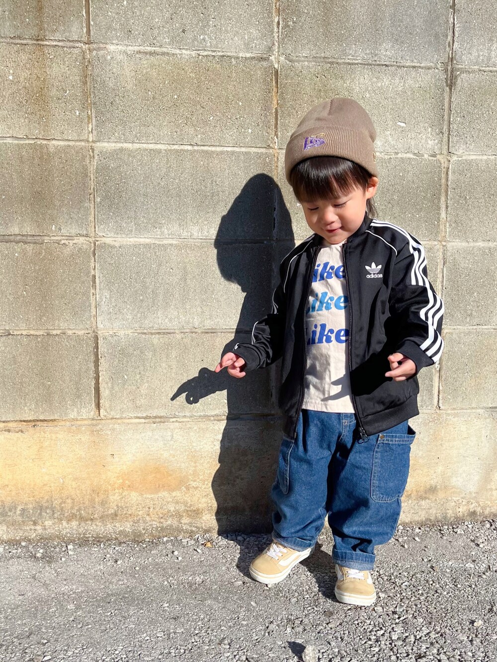 「トラックジャケット、ロンT、デニム、ニット帽、スニーカー、スポーツミックス」｜「petit mainの【プティプラ】ＢＯＹＳ長袖Ｔシャツ（Tシャツ/カットソー、ホワイト系）」を使った、naaaさん（キッズ・146cm）の秋コーディネートの2枚目の写真