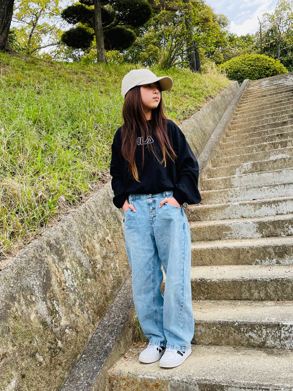 「MA-1、ベスト、ワイドパンツ、デニム、GU、FILA、adidas、キャップ、白スニーカー、いまどきジャケット写真、春コーデ、ロンT、ボリューム袖、プチプラ、ビッグシルエット」｜「LOVETOXICの【FILA】ドロスト長袖Tシャツ（Tシャツ/カットソー、ブラック系）」を使った、naaaさん（キッズ・142cm）の春コーディネートの4枚目の写真