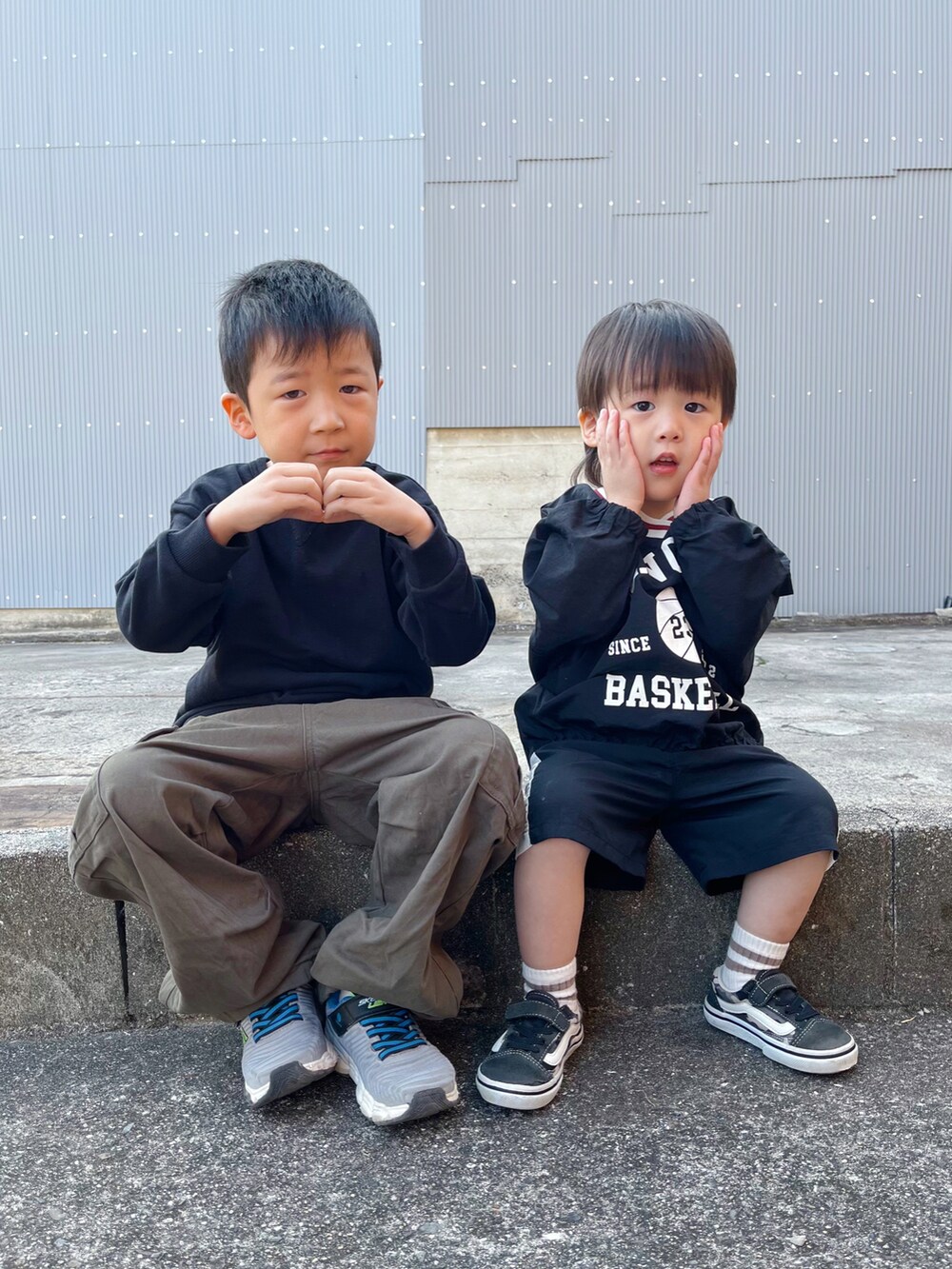 「保育園コーデ、兄弟コーディネート、ブラック、プチプラ、秋冬コーデ、キッズコーデ、ファッションを楽しもう」｜「Birthdayのアイテム（セットアップ、ブラック系）」を使った、naaaさん（キッズ・146cm）の秋コーディネートの2枚目の写真