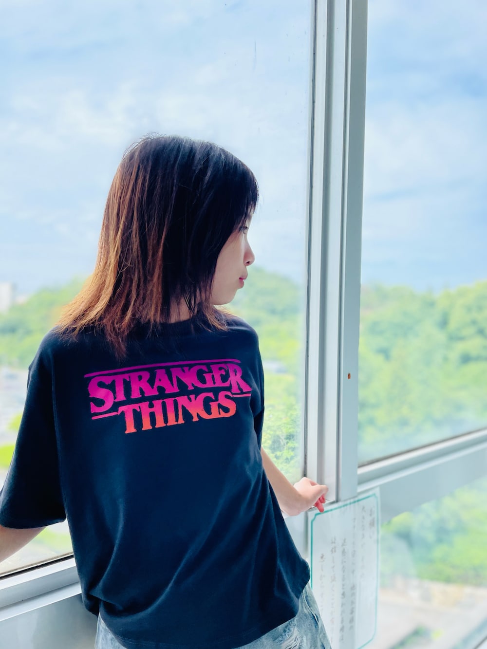 ブラック系のサンダル、ブルー系のパンツ、グレー系のTシャツ/カットソーを着用したキッズの夏コーディネートの5枚目の写真