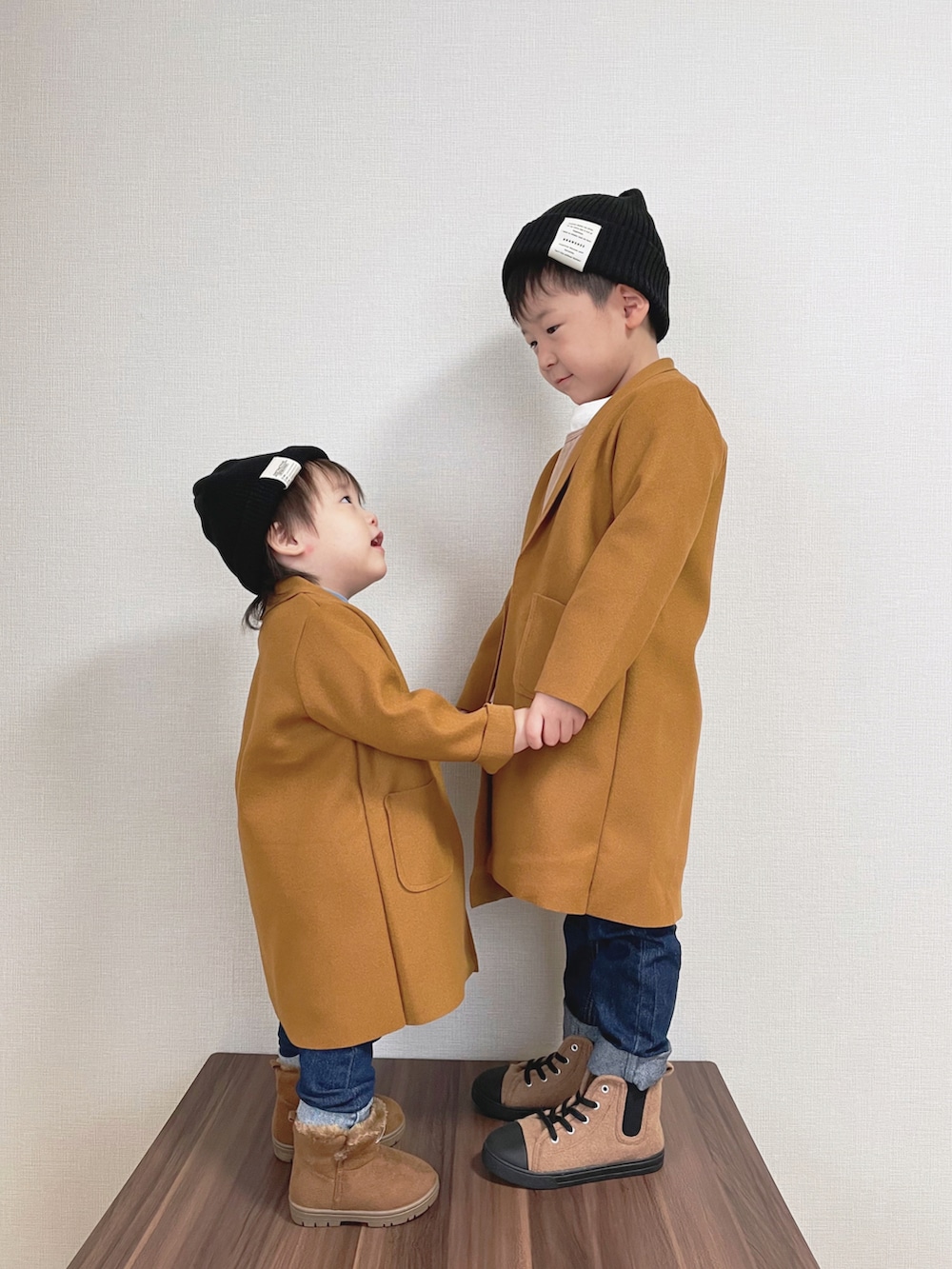 ブラウン系のジャケット/アウター、イエロー系のTシャツ/カットソー、ブルー系のデニムパンツを着用したキッズの秋コーディネートの3枚目の写真