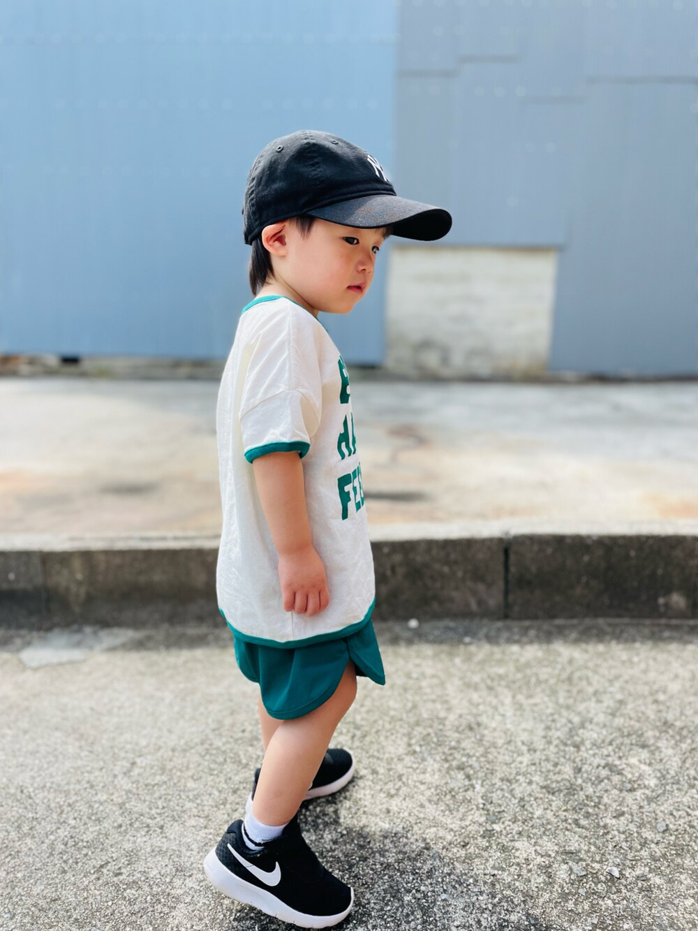 ホワイト系のTシャツ/カットソー、グリーン系のパンツ、ブラック系のキャップを着用したキッズの夏コーディネートの5枚目の写真