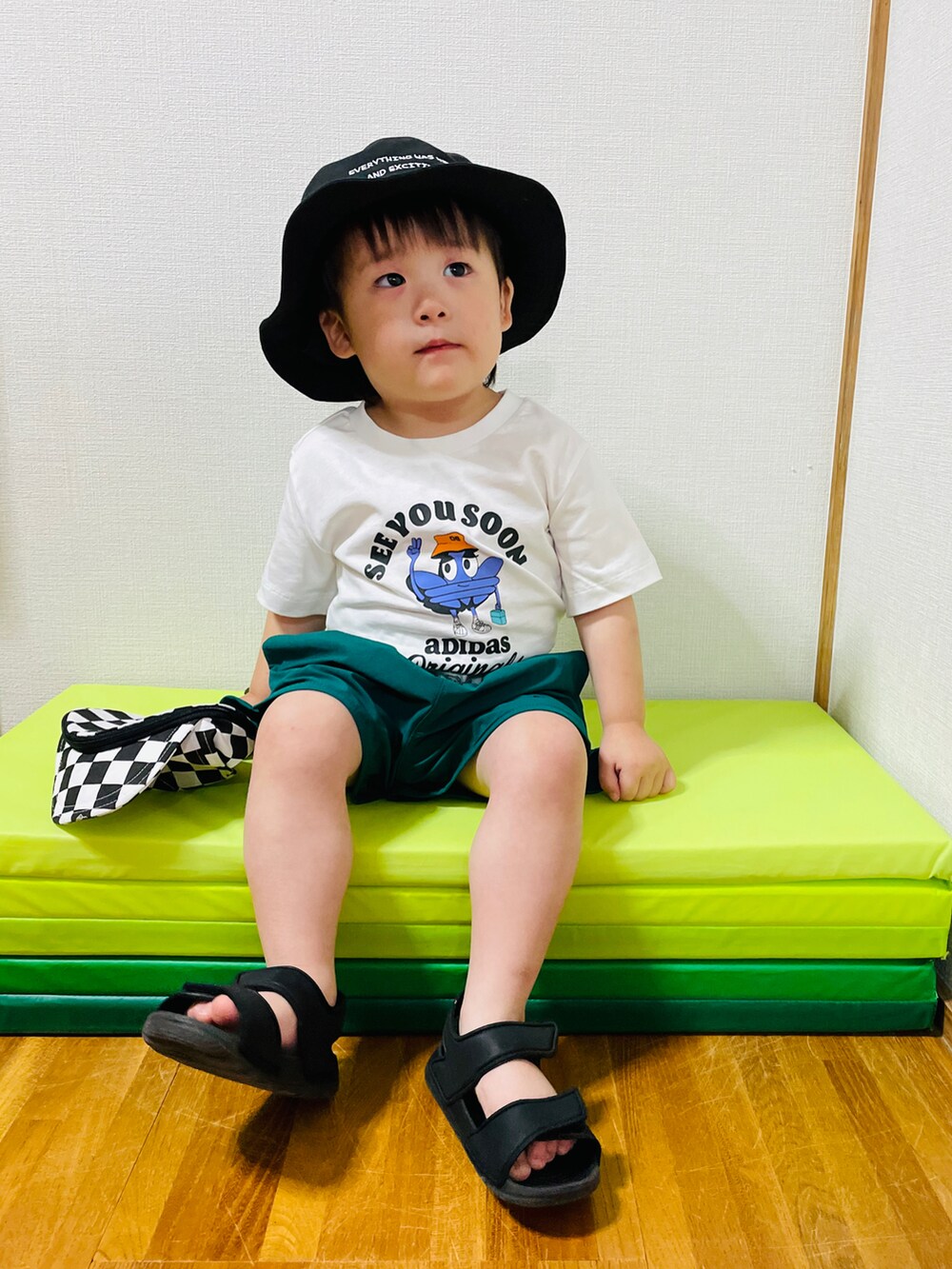 ホワイト系のジャージ、グリーン系のパンツを着用したキッズの夏コーディネートの3枚目の写真