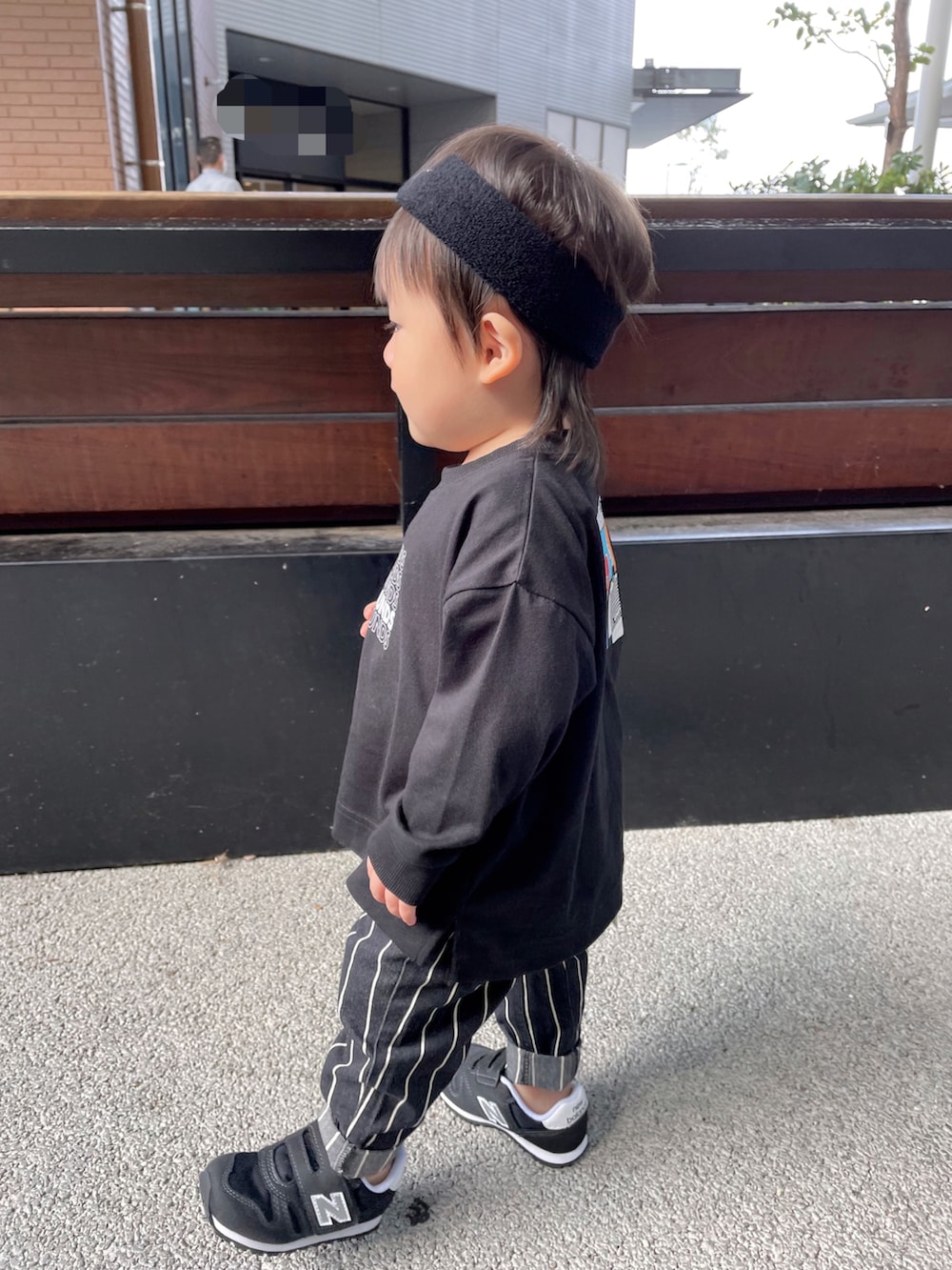 ブラック系のTシャツ/カットソー、その他のチノパンツ、ブラック系のスニーカーを着用したキッズの秋コーディネートの5枚目の写真