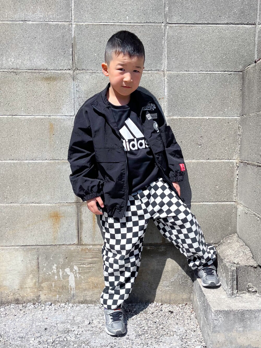 ブラック系のパンツ、ブラック系のジャケット/アウターを着用したキッズの春コーディネートの3枚目の写真