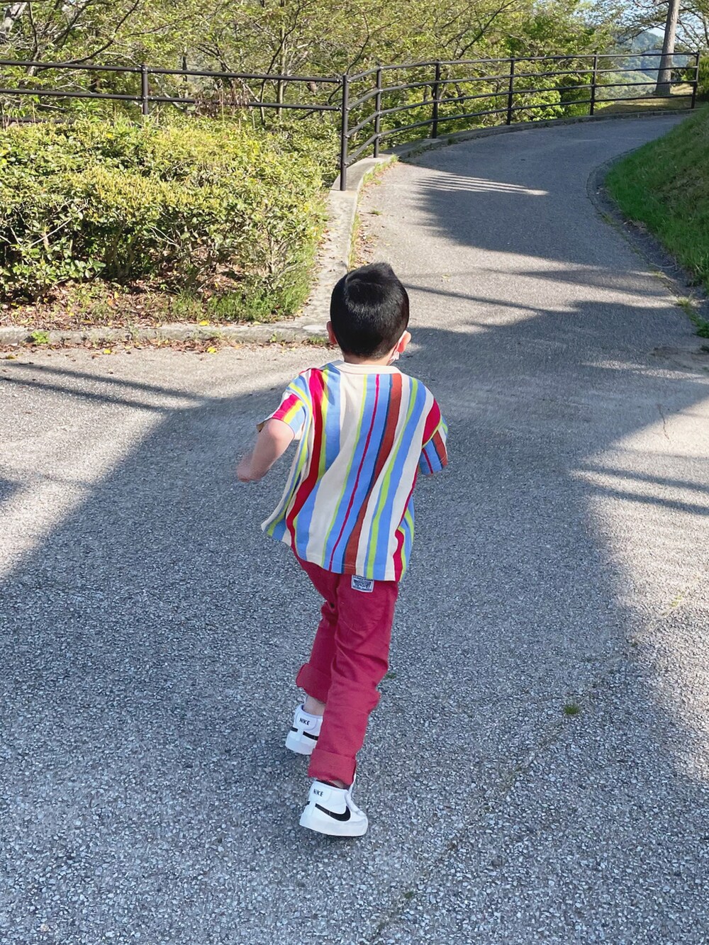 その他のTシャツ/カットソー、ブラウン系のその他パンツ、ホワイト系のスニーカーを着用したキッズの春コーディネートの3枚目の写真