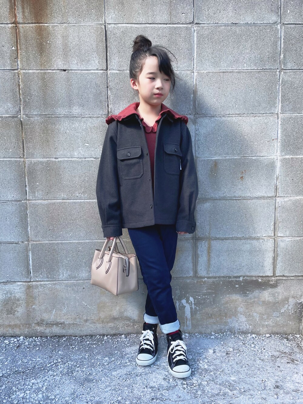 グレー系のシャツ/ブラウス、レッド系のニット/セーター、ブルー系のパンツを着用したキッズの秋コーディネートの2枚目の写真