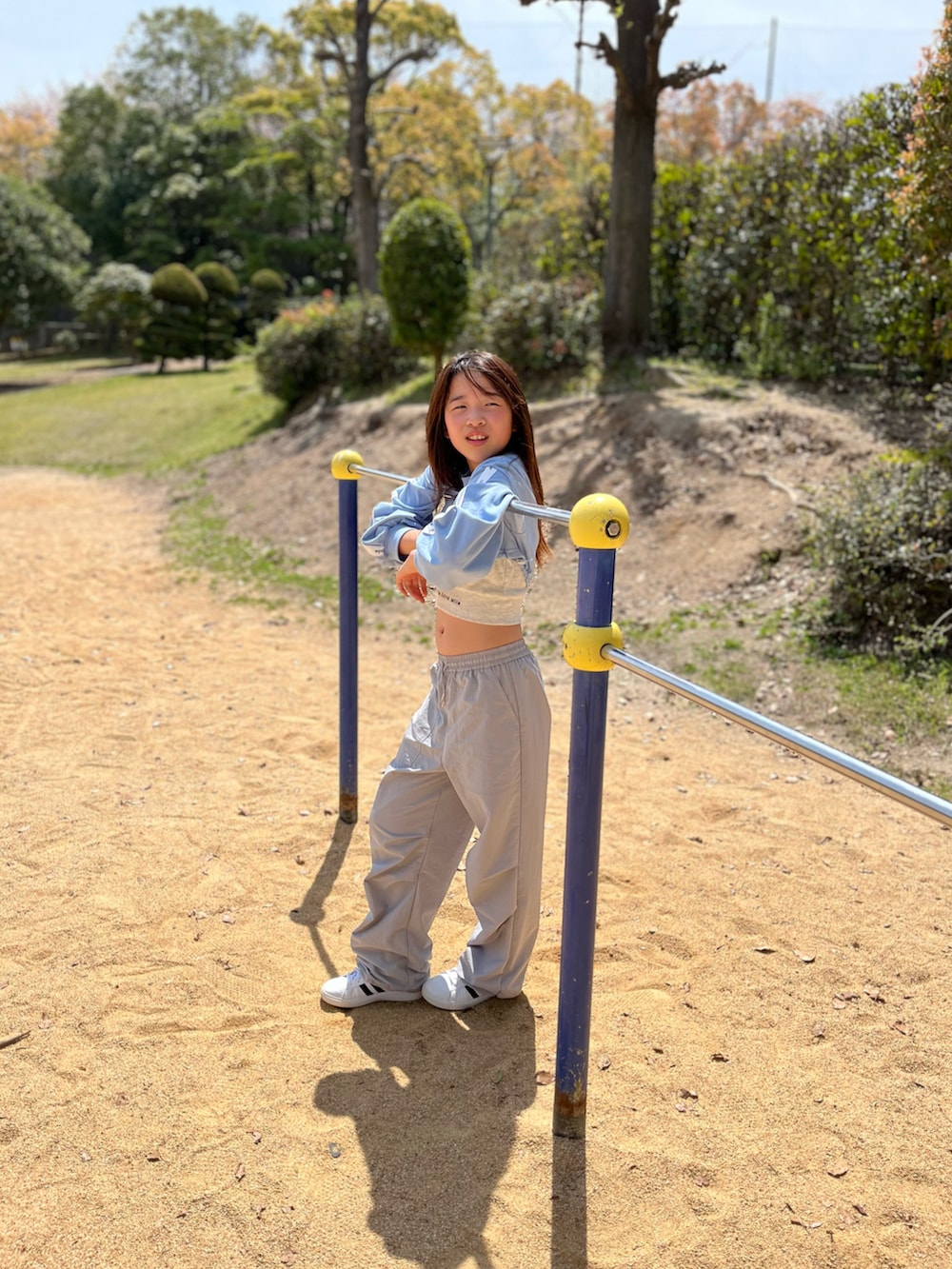 グレー系のパンツ、ブルー系のワンピースを着用したキッズの春コーディネートの4枚目の写真