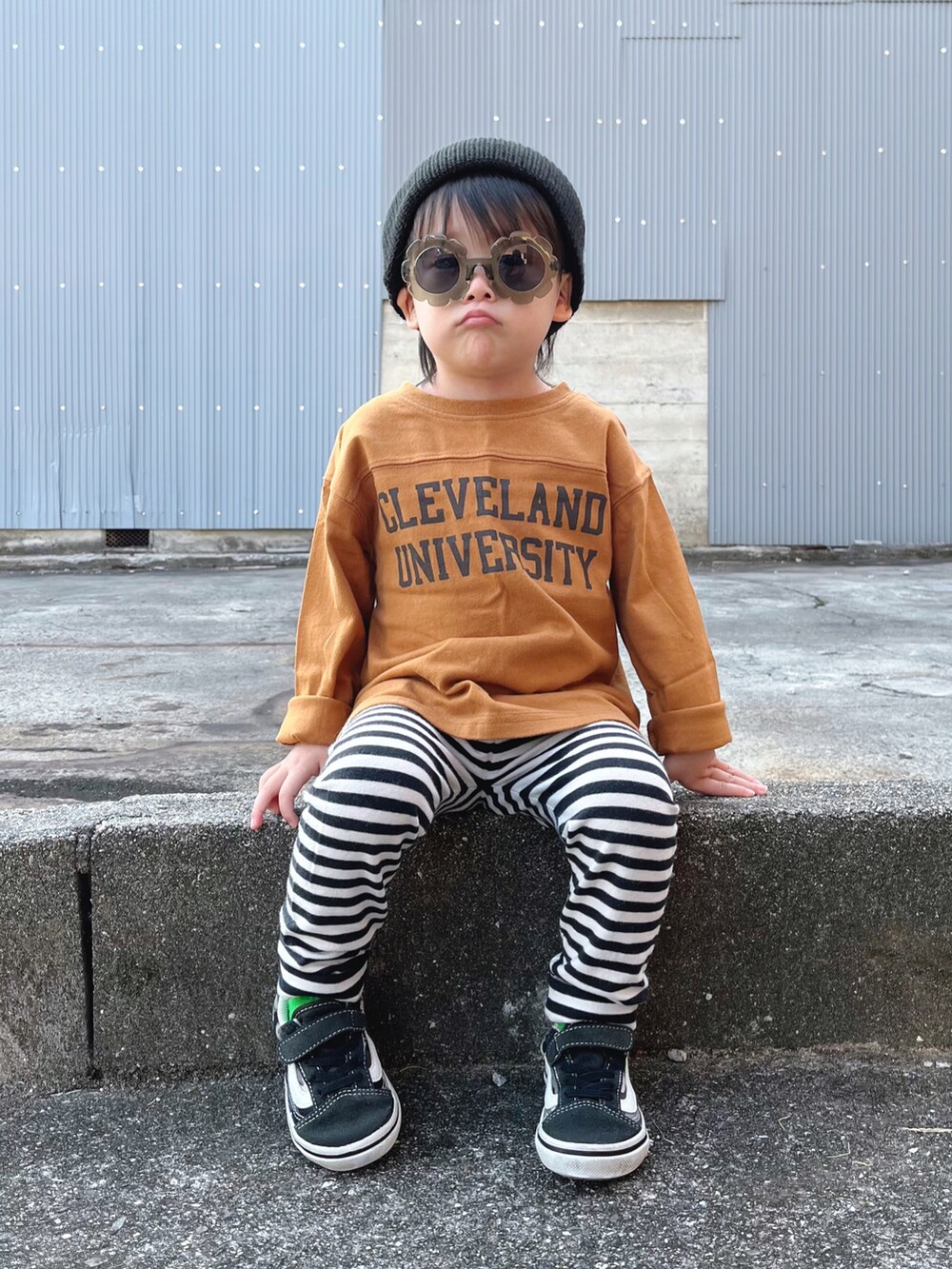 イエロー系のTシャツ/カットソー、ブラック系のニットキャップ/ビーニーを着用したキッズの秋コーディネートの2枚目の写真